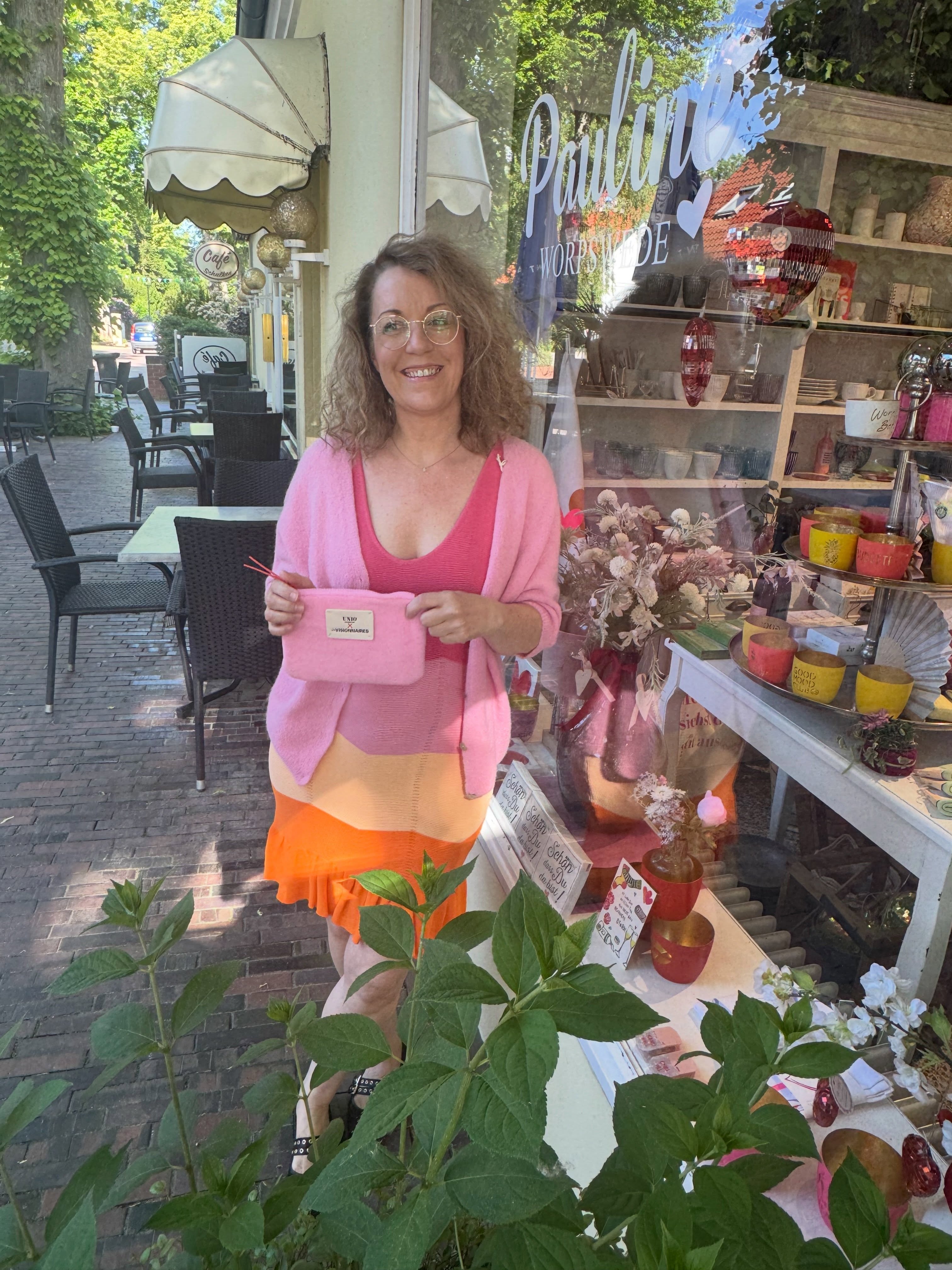 Pink trifft Orange. Und der Sommer sagt: ja, genau so. ☀️
Dieses Strickkleid von Oh April ist einfach ein Stimmungsmacher – die Farbkombination macht jeden grauen Tag sofort wett. Dazu die Alpaka-Strickjacke für den kühlen Abend und die Clutch von Unio – fertig ist der perfekte Sommerlook.
Online bestellen oder einfach vorbeikommen – Link im Bio! 🛍
👉 www.paulineworpswede.de
Pauline Worpswede · Bergstraße 26 · Mo–So 11–18 Uhr
#PaulineWorpswede #Worpswede #OhApril #Sommeroutfit #Boutique