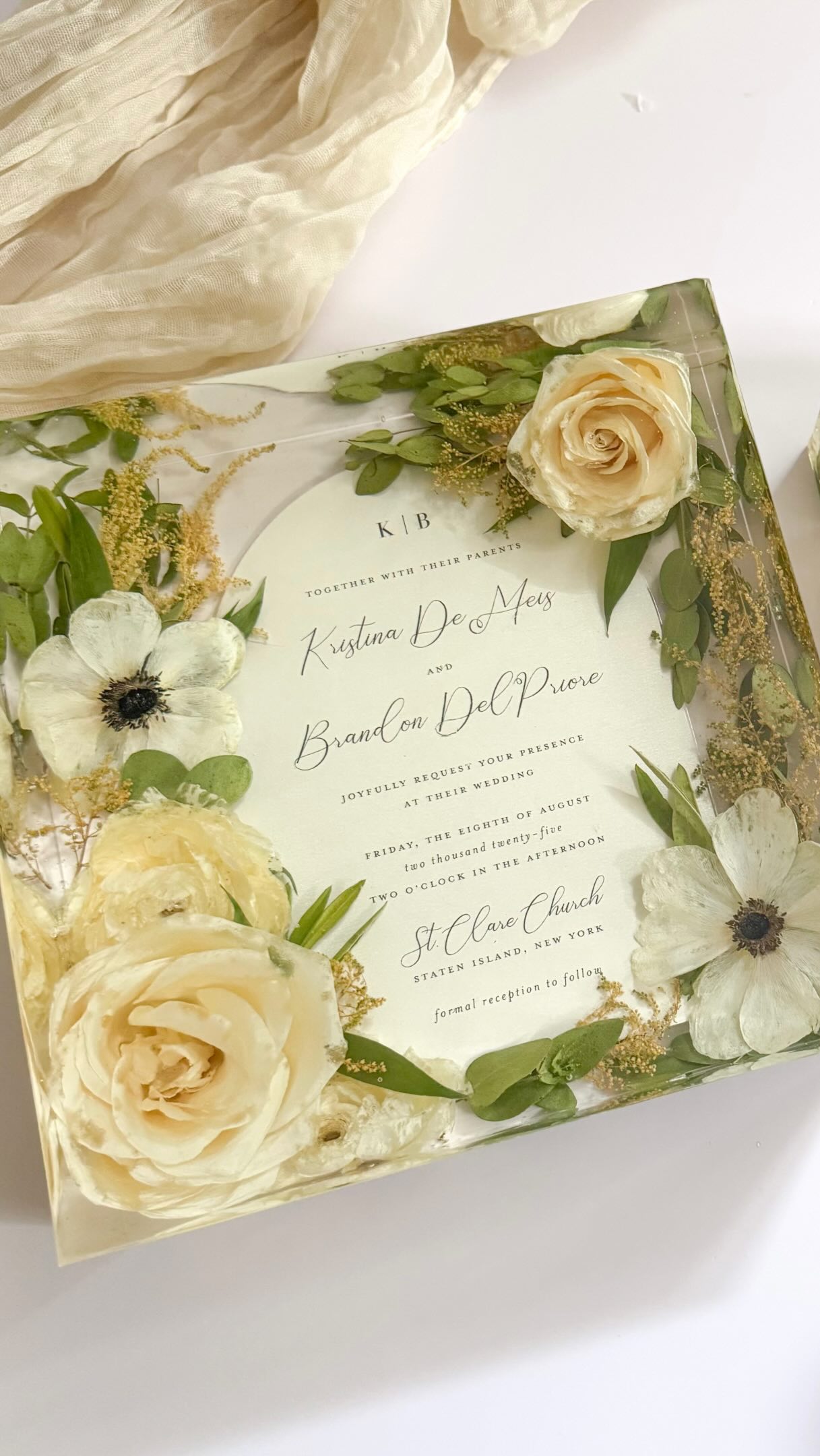 Because an invitation is always a good idea in a block… especially an arch 😍🤍
Paired with soft white florals, this 8” block is the perfect way to preserve the details that started it all ✨
#floralpreservation #bridalbouquet #weddingflowers #resinart #resinflowers