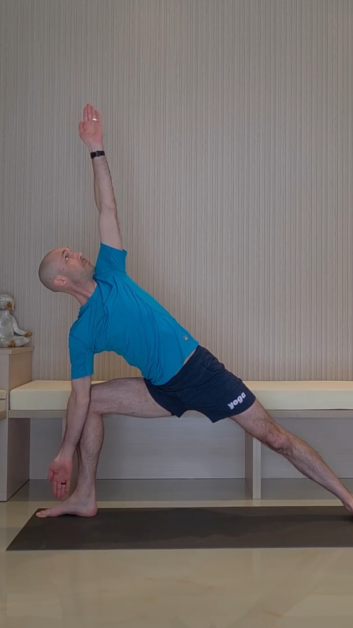 Triangle pose: should the front knee be 90°… or go past the ankle? 🤔
It depends—on purpose, body, and intention. That’s the nuance we explore in our Purpose & Technique workshops. #LevelUp #BayviewVillage #YogaPractice #TrianglePose #MoveWithIntent