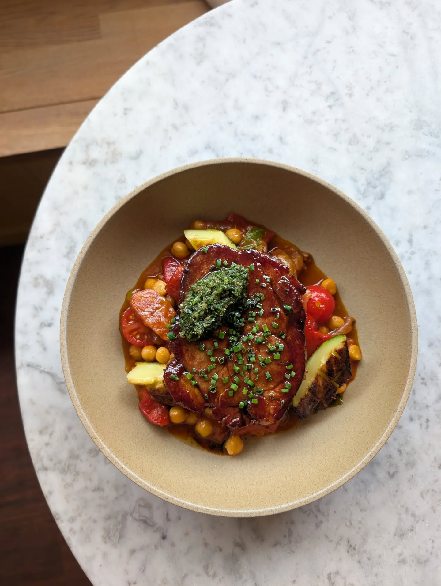 Glazed Pork Shoulder, Red Pepper, Chorizo, Chickpeas and Oregano.
On the lunch menu this week, if you're up for it. 👌🏻
@visitarundel @discover_sussex @sussexstories @sussexexclusive @tarrantstreetindependents @sussexbytheseaarun #lunchmenuarundel #junipercafearundel #visitarundel #cafeandbararundel