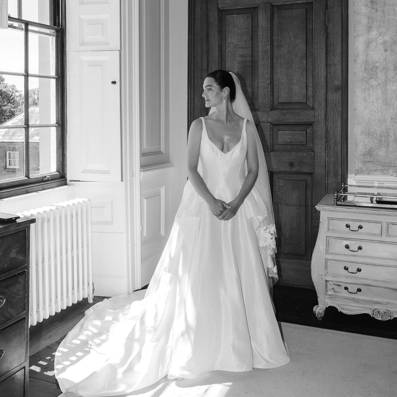 B+W stills from Eβs day at the gorgeous @davenporthouse π€
A day full of so much love and laughter and the look was perfection π
@izzyjweddings on the photos - youβre incredible π€