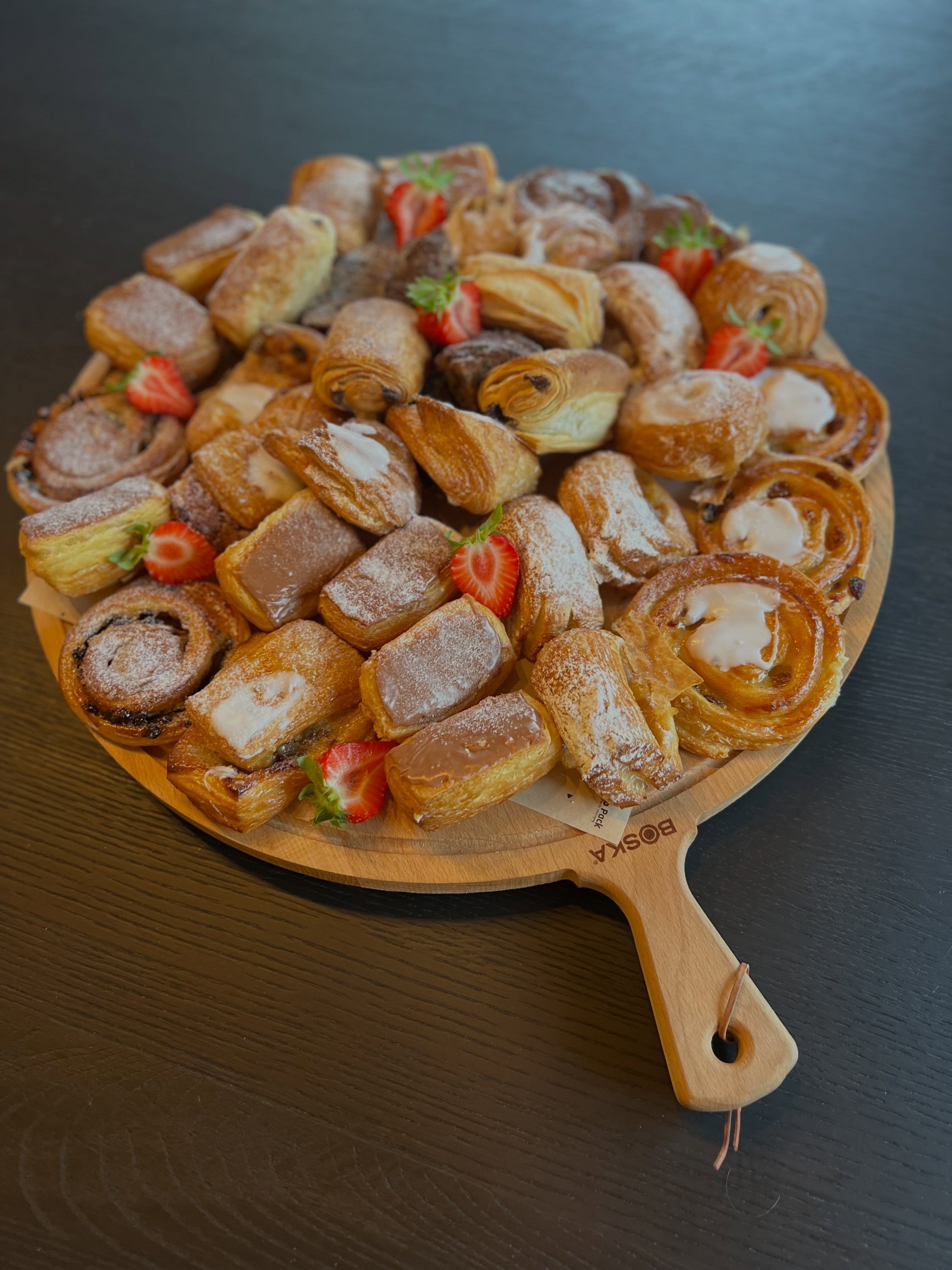 🥐 Ontbijtje op het werk? 🥐
Wil je jouw medewerkers eens extra in de watten leggen? ❤️
Bestel een heerlijke koffiekoekenplank
🥐 Versgebakken koffiekoeken
🍓 Huisgemaakte lekkernijen
☕ Perfect om samen van te genieten
👩💼 Levering mogelijk op het werk
Want een lekker ontbijt zorgt voor een goede start van de dag! 🤩
#JayJays #OntbijtOpHetWerk #TeamOntbijt ❤️🥐