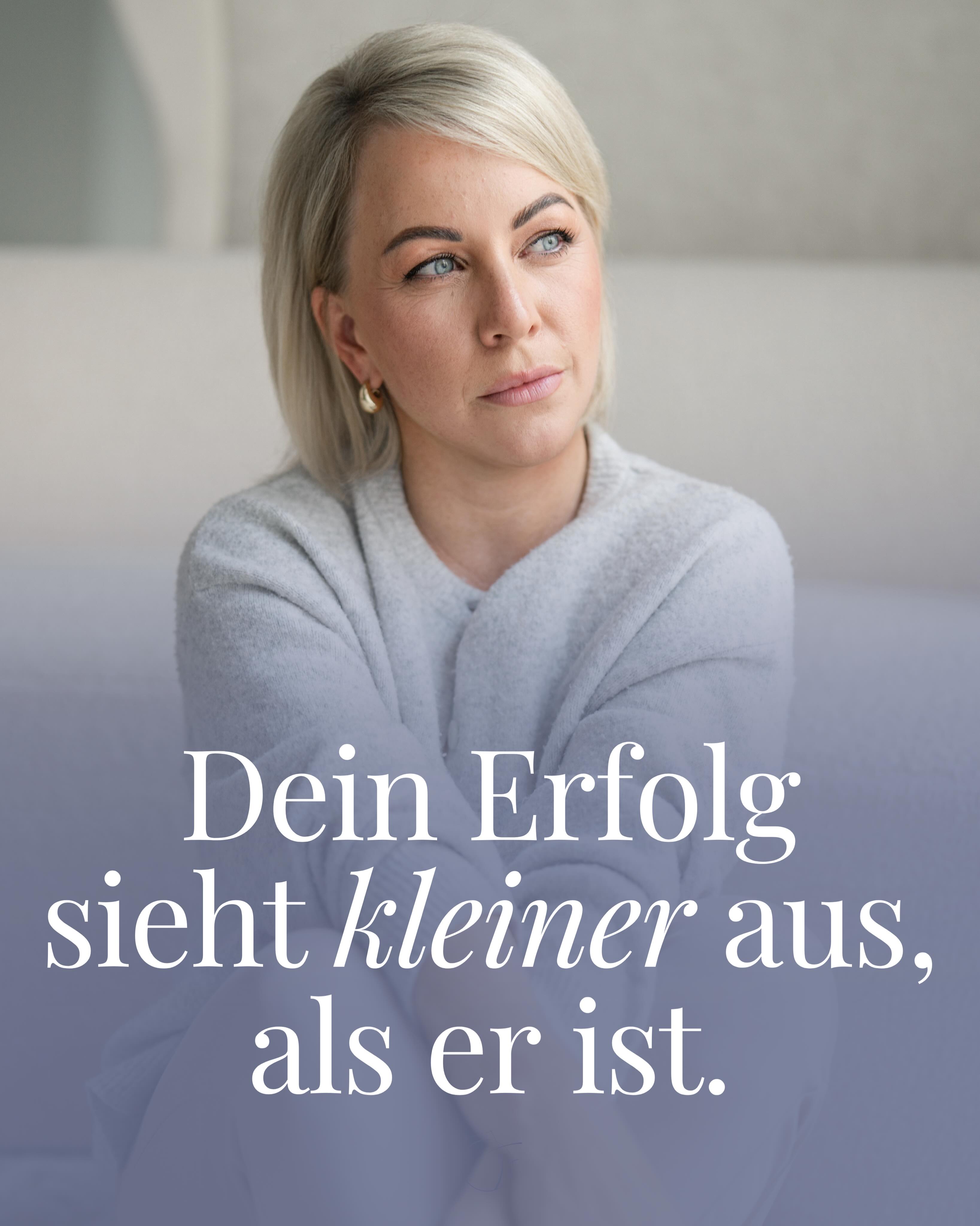 Ich weiß, dass du alles gibst in deiner Selbstständigkeit. Dass du kreativ bist, dir ständig neue Dinge ausdenkst, dass deinen Kunden und Klienten dir tolles Feedback geben und du wirklich etwas bewirkst, dass du oftmals länger und mehr arbeitest als früher wo du noch angestellt warst. Aber irgendwie hapert es mit den Traumkunden stimmt‘s? Vielleicht machst du einfach nicht auf dich aufmerksam? Vielleicht schiebst du die Sichtbarkeit immer noch vor dir her und erzählst dir irgendwelche Gründe warum es noch nicht dran ist. Ich kenne dieses Storys - ich hör sie nämlich täglich von meinen Kunden. Doch wenn sie dann wirklich sichtbar sind können sie ihr Glück kaum fassen, wenn sie plötzlich mehr und mehr Premium Kunden anziehen und durch die Decke gehen. Sie haben erkannt dass es essenziell ist sich zu zeigen! Let me tell you: wenn du willst dass man dir auch nach außen ansieht dass du wirkungsvoll bist, dann investiere in deine Sichtbarkeit - die richtige natürlich. Und die gibt’s bei mir 😉