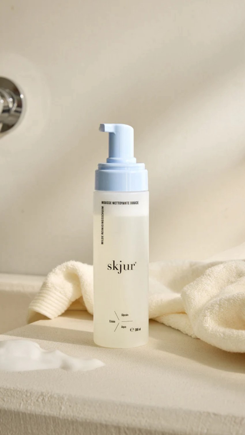 GOOD SKIN beginnt mit der richtigen Reinigung 🌿🫧
Deine Haut braucht keinen aggressiven Cleanser. Sie braucht eine Reinigung, die sanft funktioniert und sich gut anfühlt.
Der skjur® Reinigungsschaum entfernt Make up und Ablagerungen ohne zu brennen und sorgt mit Ectoin und Glycoin für ein reines und gepflegtes Hautbild.🫧
#reinigungsschaum #gesichtspflege #hautpflege #sensibelhaut #skincareroutine