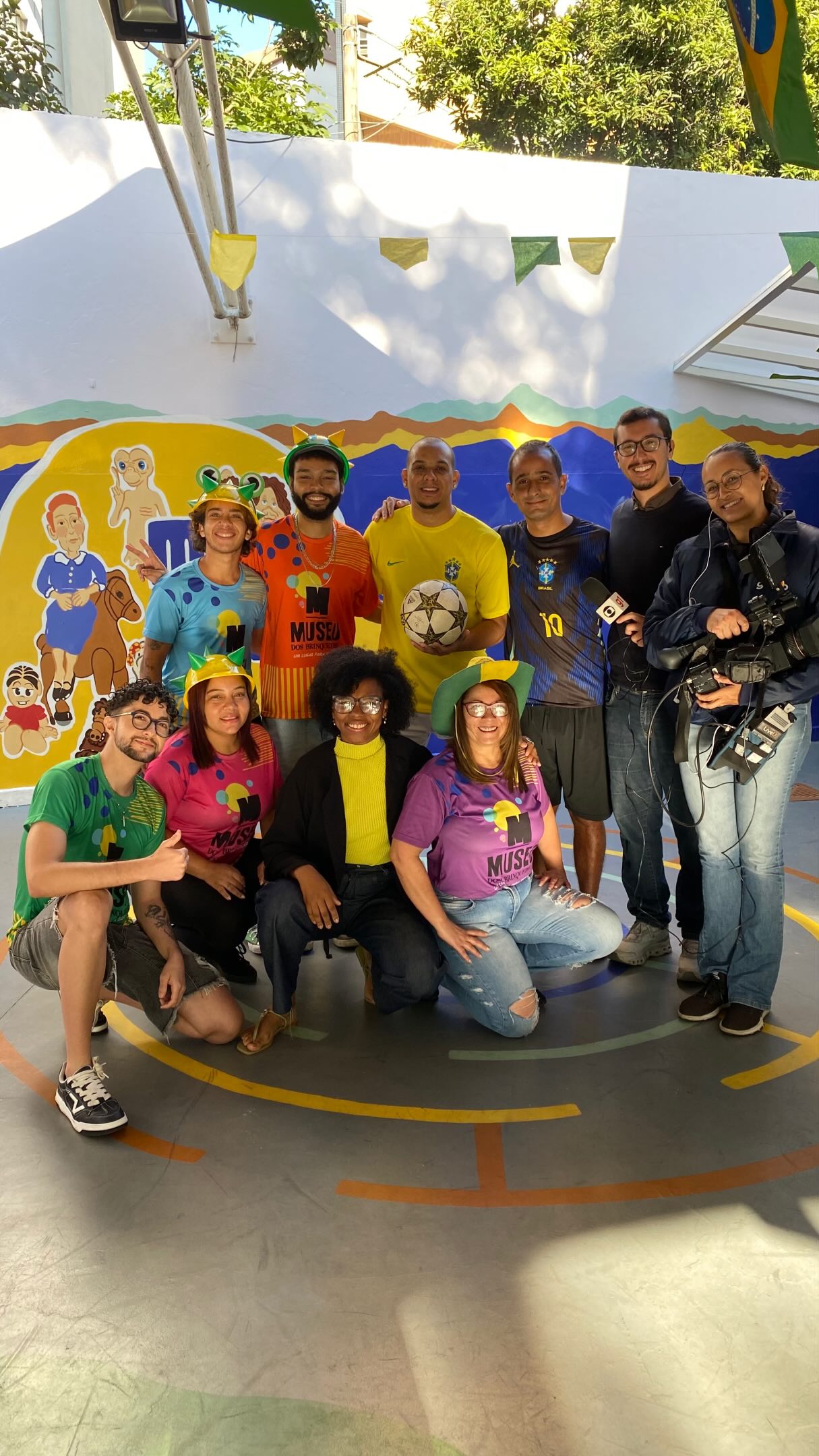 A COPA DO MUNDO JÁ CHEGOU NO MUBRINC! 🇧🇷
Dá uma olhada no que vai rolar na nossa programação deste feriado por aqui:
- dinâmica temática na exposição de brinquedos
- enigmas pelo acervo
- brincadeiras de futebol no pátio
- jogos com bola
- experiências inspiradas em diferentes futebóis do mundo
- oficina de campinho de futebol peteleco
- futebol de prego, totó, futebol de botão
- espaço de troca de figurinhas
- campeonato de bafão
⚽️ E um especial show de embaixadinhas com o ArtBall Frestyle. @charles94fs @tazgameplays
Vem!!!
O Museu dos Brinquedos conta com o patrocínio da Cemig, por meio da Lei Estadual de Incentivo à Cultura de Minas Gerais, e com o apoio do Instituto Unimed-BH e do Instituto Marina e Flávio Guimarães – Grupo BMG, por meio da Lei Federal de Incentivo à Cultura, no projeto “2026 – Manutenção do Museu dos Brinquedos” (Pronac 254697); além das empresas Marcelo Guimarães Advogados e Associados e Decta Contabilidade. Realização: Governo de Minas Gerais – Aqui o TREM prospera, Ministério da Cultura e Governo Federal – União e Reconstrução.
#MuseudosBrinquedos #CopaDoMundo #Futebol #TrocaDeFigurinha #BeloHorizonte @institutounimedbh @grupobmg.oficial @institutomfg_ @circuitoliberdade @prefeiturabh @culturaeturismomg
