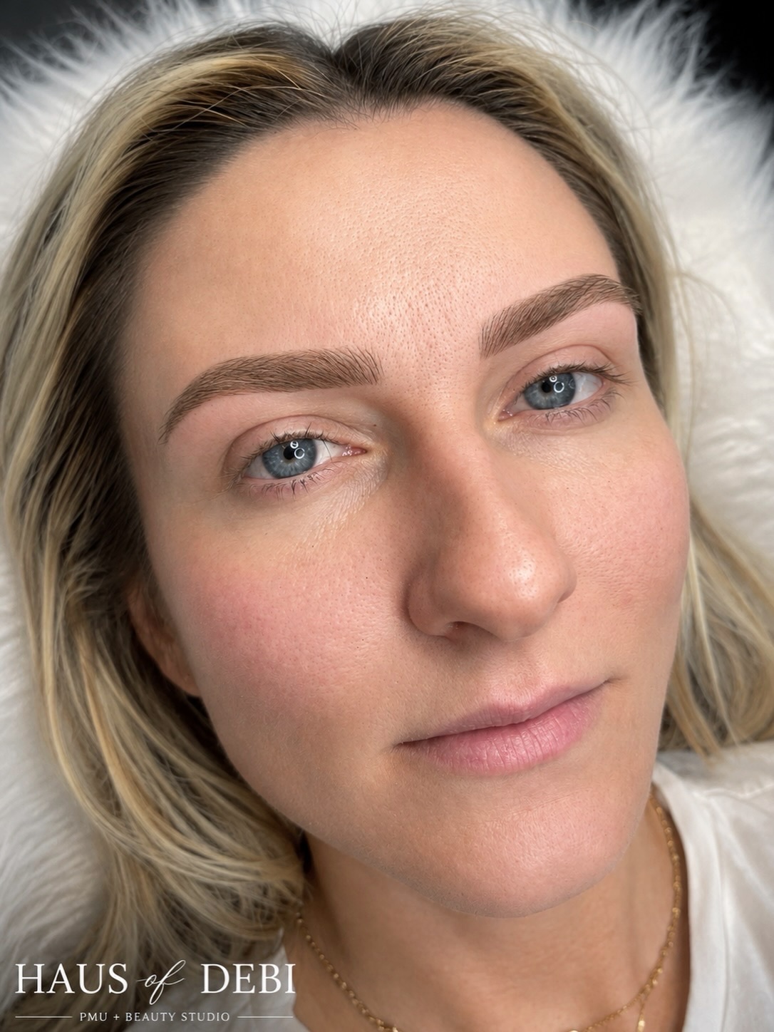 🪄Blonde brows are never one-size-fits-all.
Creating beautiful blonde brows is all about the custom blend. We don’t simply choose a “blonde” pigment and hope for the best.
We consider:
• your natural root color
• skin undertones
• eye color
• existing brow hair
• how the pigment will heal over time
Many blonde clients require a blend of warm and cool pigments to create a soft, balanced result that heals naturally. The goal is never too warm, too cool, too dark, or too light.
Just beautifully customized brows designed specifically for you. 🤍
Artist @debibrows
#nanobrows
#Blondebrows #PermanentMakeup #nanobrowslascruces #microbladinglascruces
