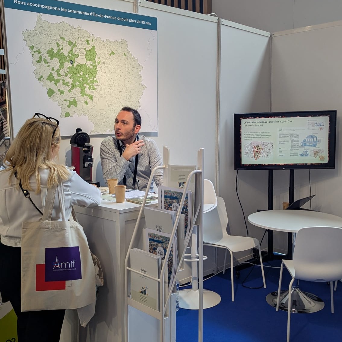 💫 Nous venons de vivre deux journées intenses et particulièrement enrichissantes à l'occasion du Salon des Maires d'Île-de-France.
Ces rencontres nous ont permis d'échanger avec de nombreux élus et techniciens des collectivités, de mieux comprendre leurs enjeux et de partager notre vision de l'aménagement des territoires. Nous sommes fiers, pour une coopérative à taille humaine, de pouvoir proposer un accompagnement sur mesure, adapté aux spécificités de chaque contexte territorial, qu'il s'agisse d'une petite commune rurale ou d'une commune urbaine.
Car oui, l'Île-de-France est une région riche de sa diversité, de ses paysages, de ses dynamiques et de ses défis. Cette pluralité fait toute sa force et nécessite des réponses adaptées à chaque territoire. C'est précisément cette approche que nous défendons depuis plus de 35 ans à travers les projets que nous concevons et réalisons aux côtés des collectivités.
Cette première édition pour nous a également été une belle occasion de rencontrer d'autres acteurs de l'aménagement et de découvrir les initiatives les plus innovantes qui façonnent aujourd'hui les territoires franciliens.
Nous remercions chaleureusement l'ensemble des visiteurs qui ont pris le temps de venir à notre rencontre. Également, l'organisation sans faille de @amif_asso Nous repartons avec de nouvelles idées, de belles rencontres et la volonté de poursuivre des actions utiles au service de l’intérêt général et de nos territoires.
#AMIF #Collectivités #ÉlusLocaux #Territoires #ServicePublic #Urbanisme #PLU #PLUi #urbanisme
