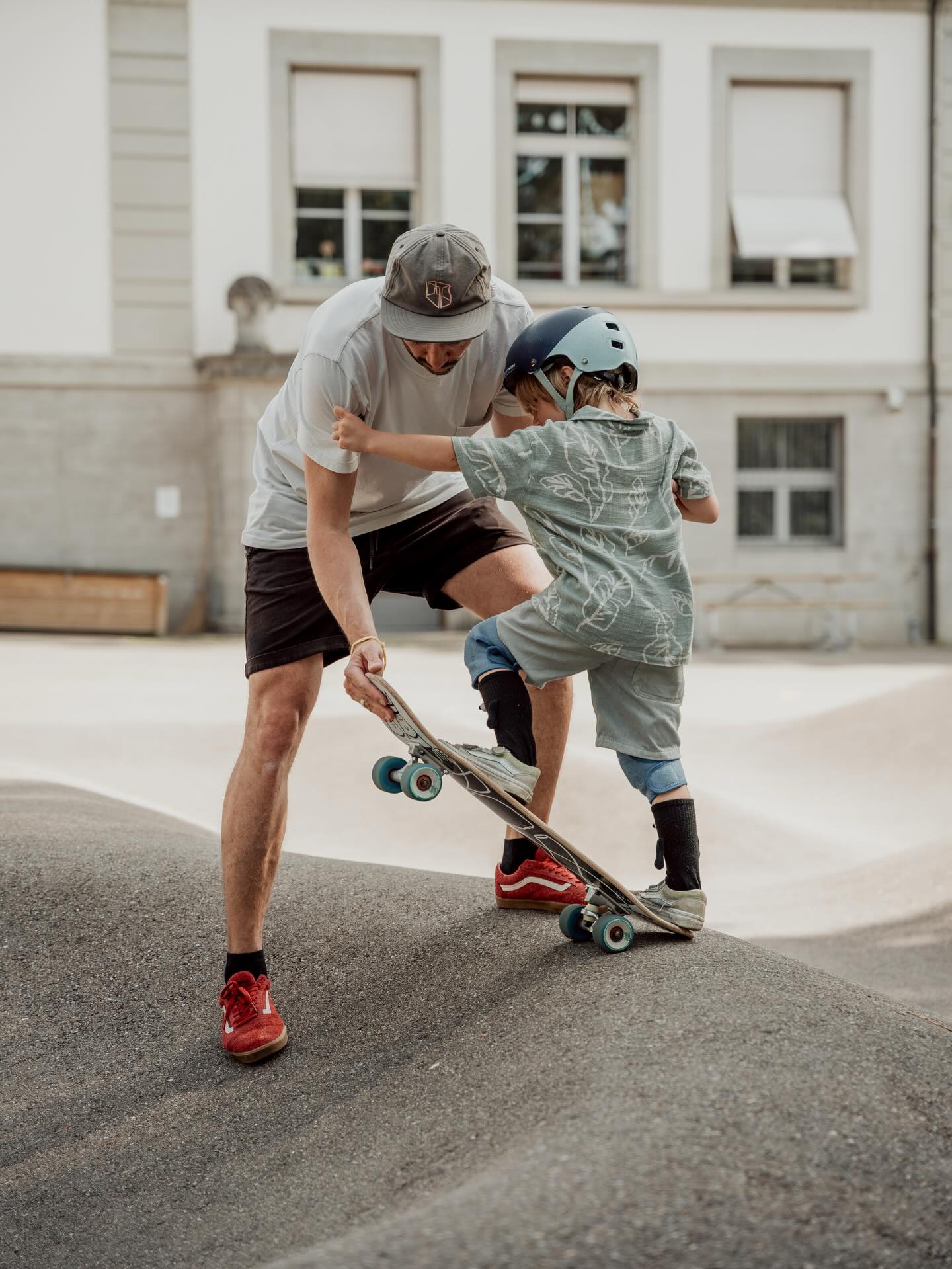 Aues gueti zom Papitag @nuuk_fpv - natürlech e Tag zspot, wie söus ou anderst si😅
Danke vo Herze, dassmer die Reis gmeinsam mache ond för au dini Gedold, dini Begeisterig ond Onterstötzig.
.
Di wonderbare Bilder si vormene Johr bire Halbtagesreportage entstande in Bern und si aui vor liebe und talentierte 📸 @salomeoehme.photography