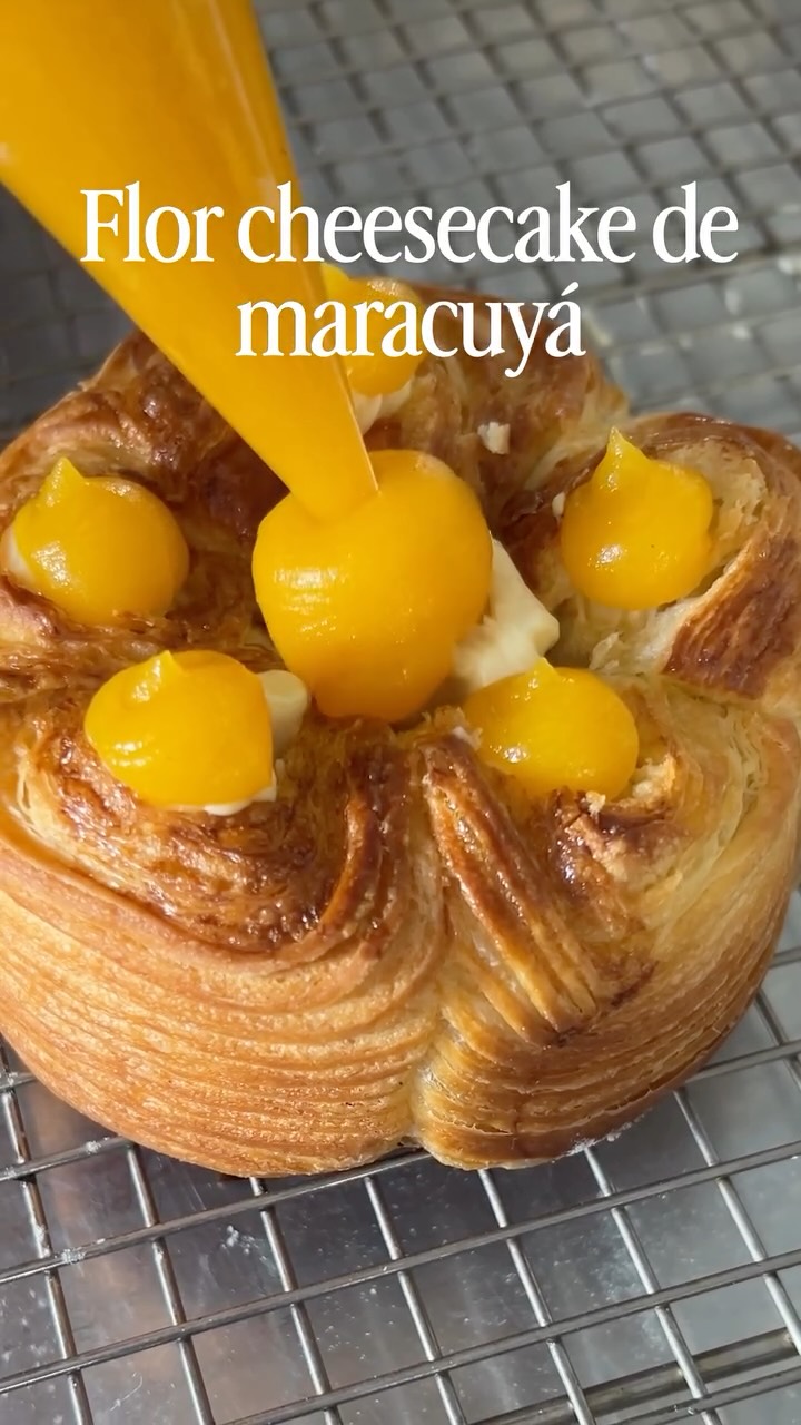🚨 Menú de mayo!
.
Flor de croissant, relleno de crema de cheesecake con gel de maracuyá.
.
Vibrante, delicioso.
.
Disponible todo mayo
#panquito #viennoiserie #croissant