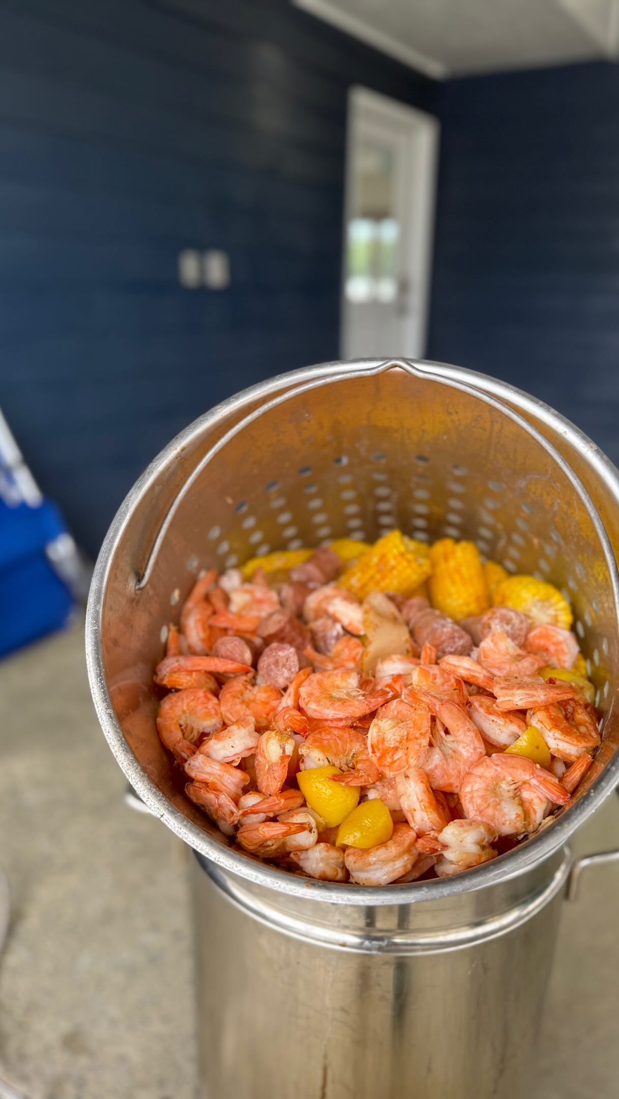 ⭐️⭐️⭐️⭐️⭐️ Perfection from start to finish!
A beach house full of family, a catered seafood boil, and Xander keeping everyone laughing, engaged, and well-fed — that’s what we love to hear.
From perfectly cooked shrimp to kid-approved corn on the cob, this Corolla boil was one for the books. Huge shoutout to Xander for bringing the food and the fun!
Ready for a stress-free dinner at your beach house? Book your boil with Outer Banks Boil Company.