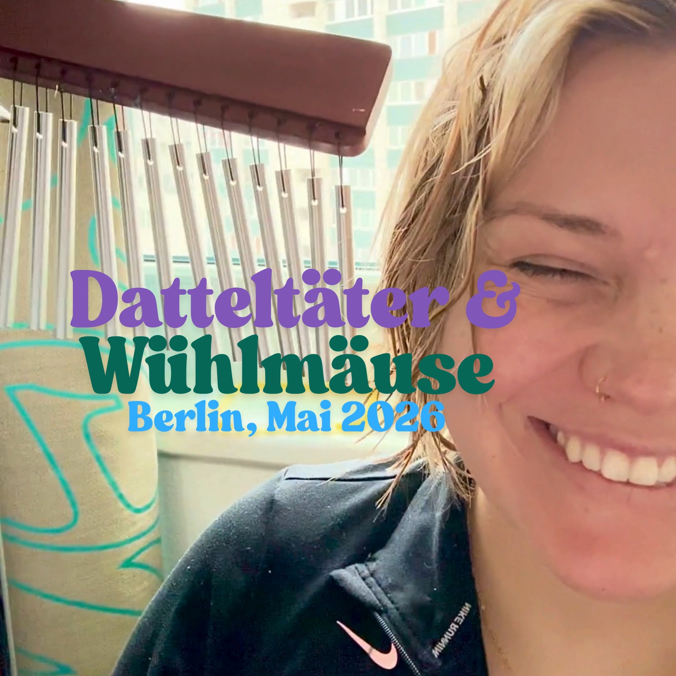 "Synchronsprecher Live on Stage" bei den @wuehlmaeuse_berlin . Sechs Stimmen, die ihr seit Kindertagen kennt, und ich daneben, mit einer Tüte voll Poree.
Vielen lieben Dank an meine Partnerin in Crime @gabriellepietermann . Wir haben deutlich mehr Quatsch auf die Bühne gebracht, als dort eigentlich hingehört, und unsere Daenerys-und-Dracarys-Szene wird mir noch eine Weile nachhallen.
Dank an die @datteltaeter, an alle, die diese herrlichen Skripte geschrieben und uns geduldig gehütet haben, und an @konrad_boesherz, @peterflechtner, @seeroiberjenny, @ankereitzenstein (ohne die das alles gar nicht ins Leben gerufen worden wäre) und @benjamin.voelz fürs warmherzige Bühneteilen.
Nicht ganz so liebe Grüße an meinen Hotelnachbarn, der nach drei Minuten Probe an meine Tür gehämmert hat.
Schön war's. Sehr gerne wieder.
Und jetzt zurück an die Diss über Foley Artistry und Copyright.
Gruppenbild: @peterflechtner
Applausvideo: @peterplateofficial
#foleyartist #geräuschemacherin #synchronsprecherin #synchron #womeninsound #datteltäter #berlinstagram #phdlife