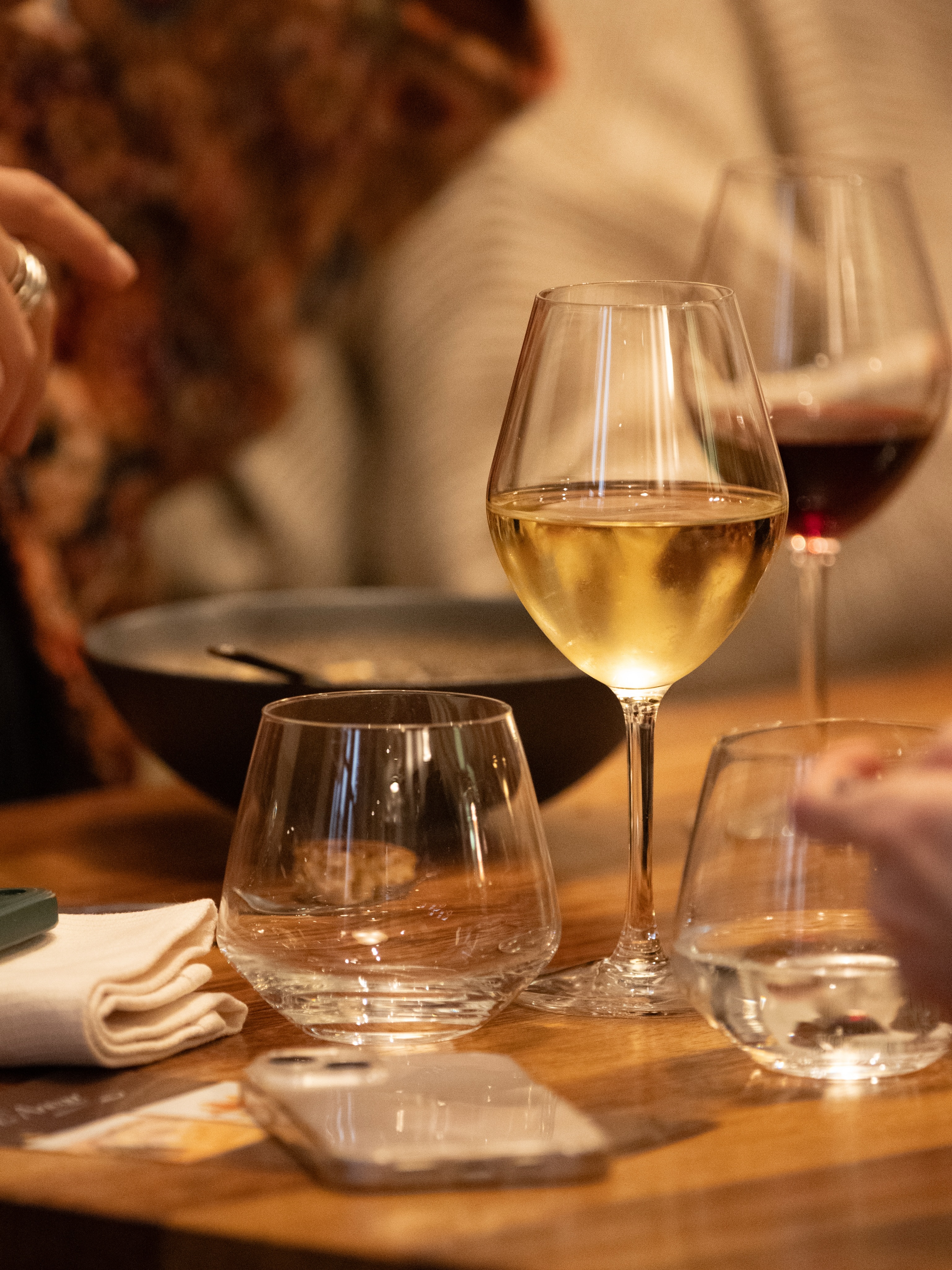 Des verres qui se lèvent, des saveurs qui se rencontrent et des instants qui prennent tout leur sens autour de la table 🍷
‣ Réservez votre table sur www.larazur.fr