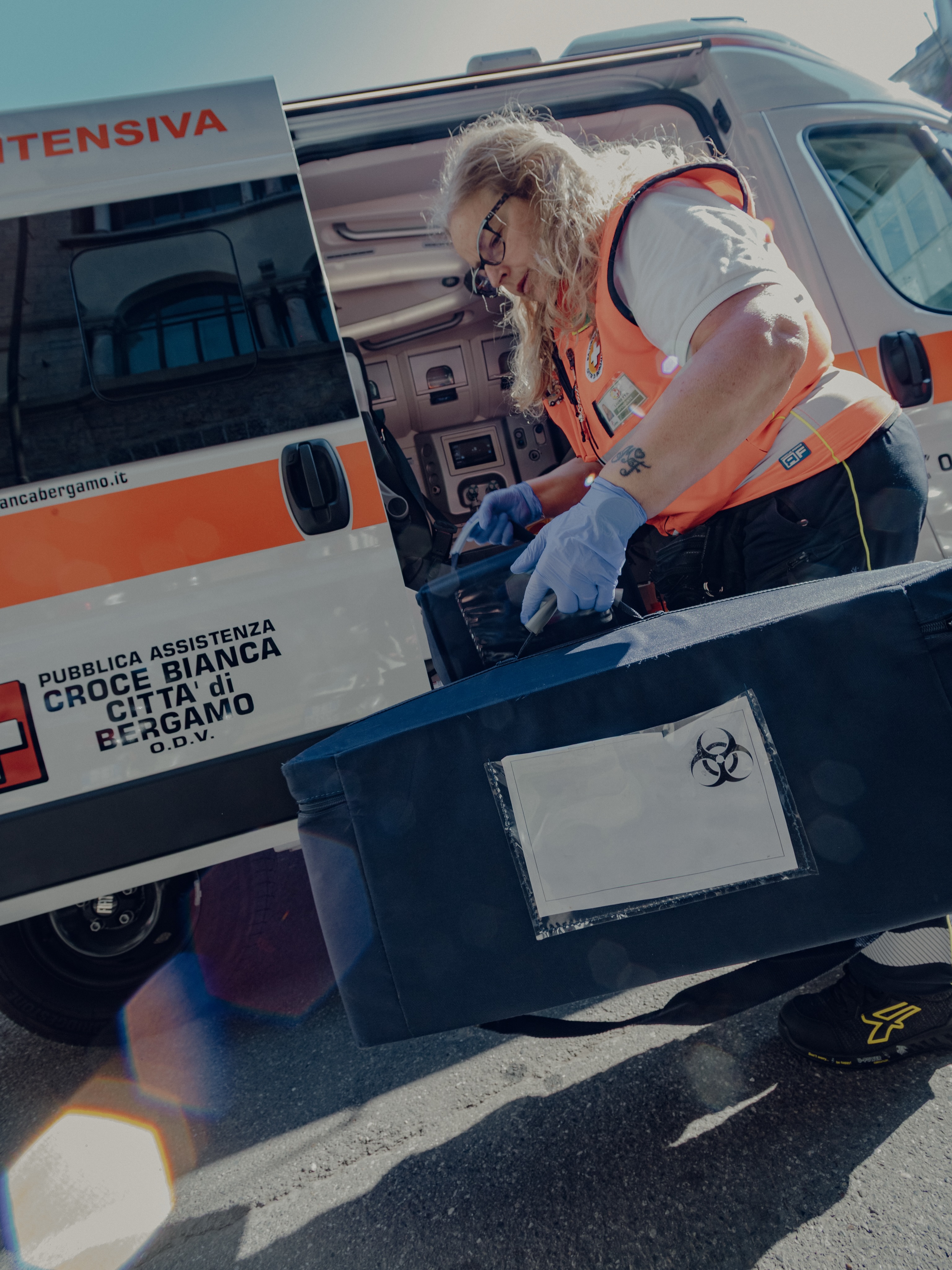 Da qualche settimana è attiva la collaborazione tra Croce Bianca Città di Bergamo e @centrobiomedicobg per il trasporto di sangue, emoderivati e materiale biologico.
Un servizio essenziale che contribuisce ogni giorno al corretto funzionamento della rete sanitaria del territorio e che ci permette di ampliare il nostro impegno a favore della comunità bergamasca.
Ringraziamo Centro Biomedico Bergamasco per la fiducia e auguriamo buon lavoro a tutti gli operatori e volontari coinvolti.