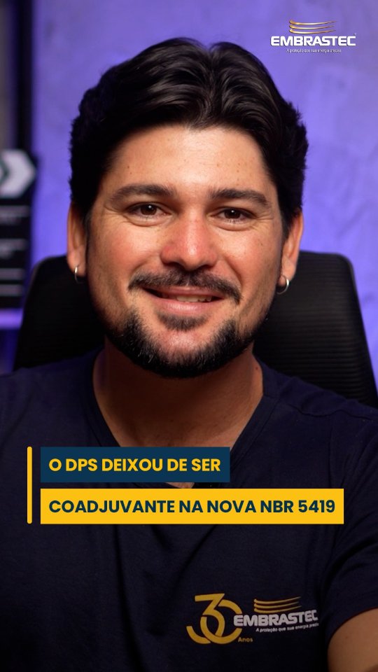 ⚠️ Se você ainda trata o DPS como uma opção no quadro, seus projetos estão em risco!
A nova NBR 5419:2026 mudou o jogo: a proteção dos equipamentos eletroeletrônicos internos agora exige um redimensionamento rigoroso.
O DPS é oficialmente o coração da segurança da edificação. Não deixe as instalações dos seus clientes expostas e evite reprovações.
Conte com a qualidade superior de quem foca 100% no desenvolvimento de dispositivos de proteção.
👉 Assista o vídeo completo nosso canal, compartilhe este corte com aquele colega que precisa se atualizar urgente, e chame nosso time no link da bio para escolher o DPS ideal!