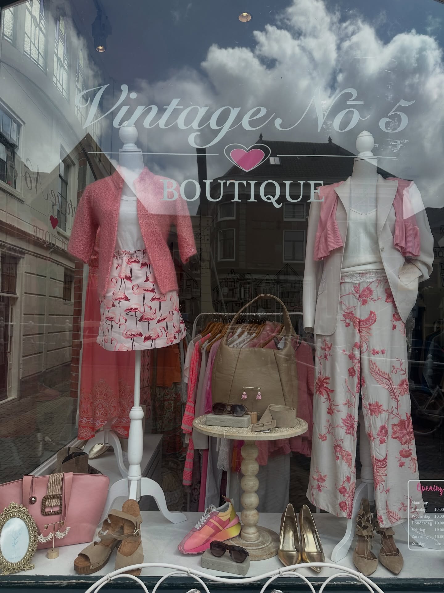 💕New Window 💕
#summertime #windowshopping #vintageboutique #alkmaarprachtstad