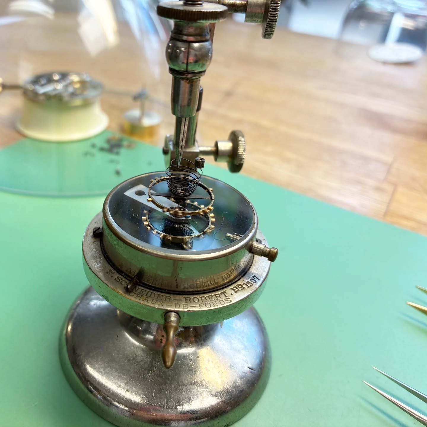 Vi fick in ett gammalt fickur för renovering med väldigt rostig balans och spiral. Vi fick gå över hela spiralen och försiktigt skrapa bort rosten. Det var en Breguet-spiral så den hade två nivåer och speciell ytterkurva. Balansen var av en bimetalkompensatonsbalans med stål och mässing valsat samman för att kompensera vid temperaturväxling. När rostsaneringen var färdig visade det sig balansen svängde alldeles för långsamt. Antingen var spiralen för lång eller balansen för tung. Vi kontrollerade var inräkningspunkten skulle vara med vår inräkningsapparat. Då kom vi fram till att det bästa var att ta bort skruvar ur balanshjulet istället för att korta spiralen. Väldigt ovanligt att man behöver göra det. På denna balans fick vi ta bort tre skruvar och väga av den. Sedan höll klockan tiden bra igen.
#urmakeri #tidlösaur #uppsala #watchrepairs #luthytool