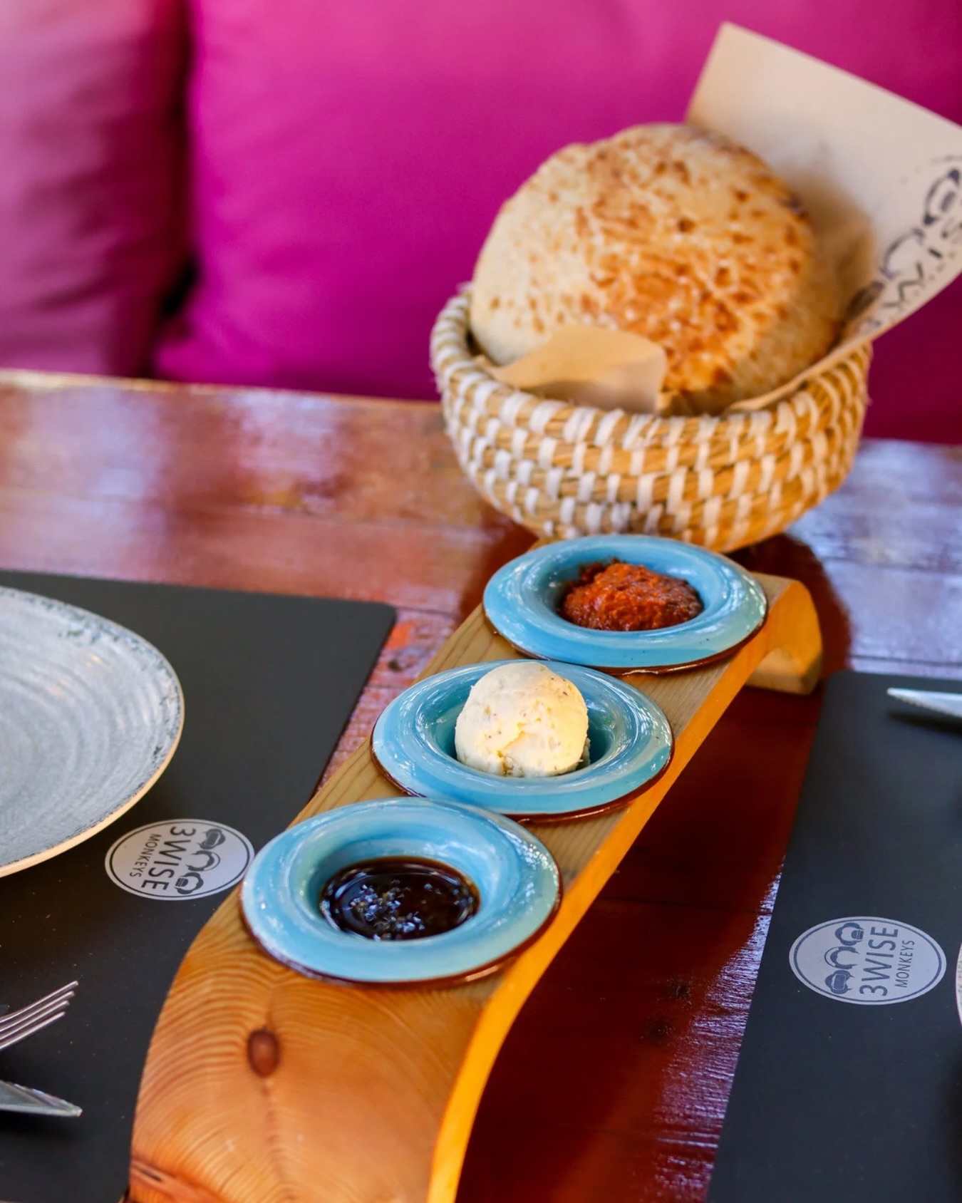 Meet your new favourite starter: Chimichurri, Smoked Butter & Romesco, all with our fluffy sourdough.🌱
Perfect for dipping, sharing, and savoring at 3 Wise Monkeys!
Join us from 14:00. 🙈
#3wisemonkeys #restaurant #bar #assos #kefalonia