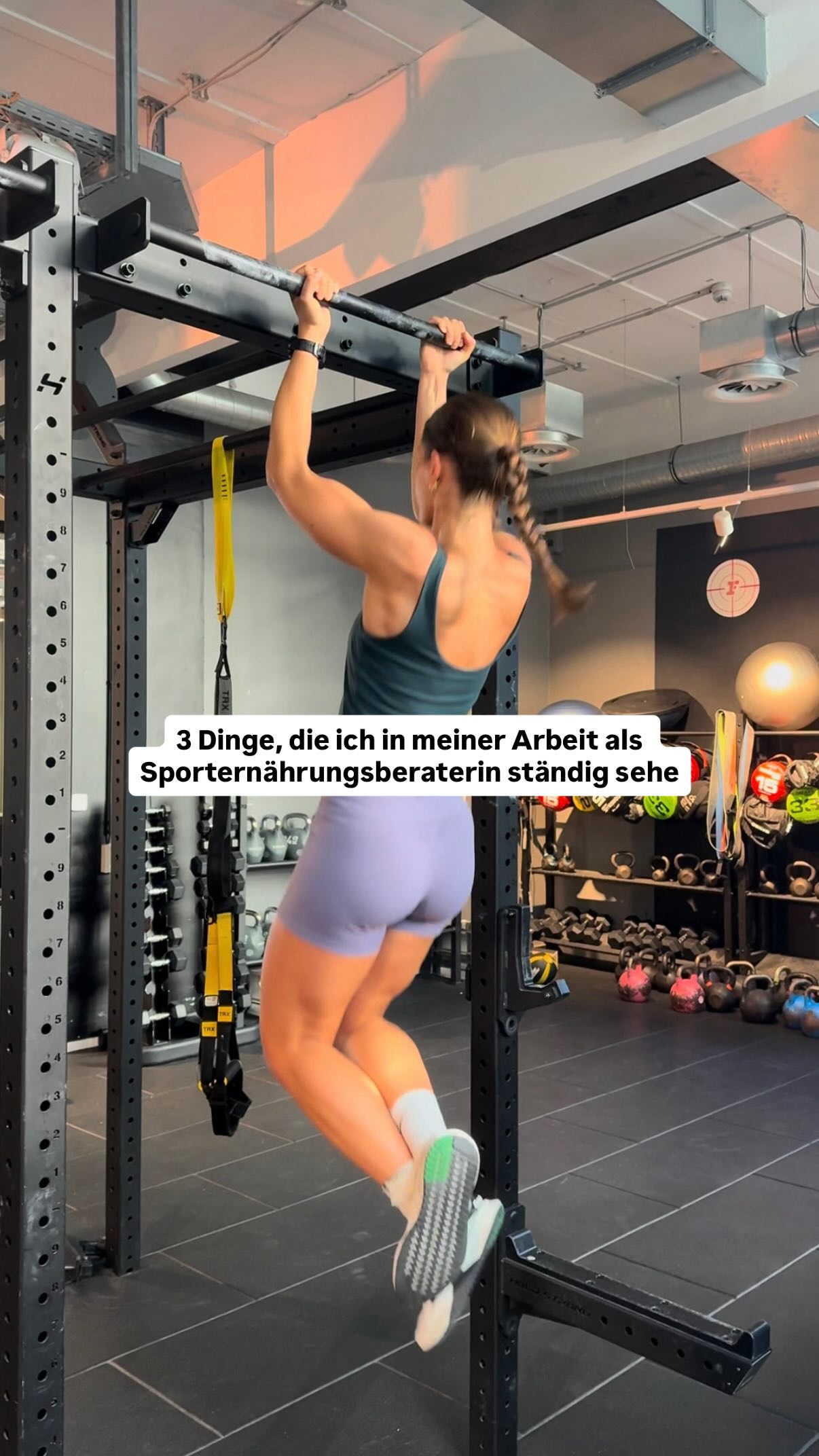 âŹïž Mein Ziel ist es, mehr Klarheit in das Thema zu bringen & dir zu zeigen, was du wirklich brauchst â fĂŒr langfristig mehr Energie, Leistung & Wohlbefinden!âșïžđđŒ
3 Dinge, die ich hÀufig sehe:
1. Zu wenig essen: Gesunde ErnĂ€hrung bedeutet nicht immer nur âcleanâ und âwenigerâ zu essen, sondern im Sport u.a. auch genug zu essen!! Die meisten denken, sie essen zu viel und unterschĂ€tzen ihren tatsĂ€chlichen Bedarf â mit negativen Folgen fĂŒr Leistung, Regeneration und langfristig auch die Gesundheit.
2. Angst vor Kohlenhydraten: Viele haben aufgrund der ganzen Propaganda davor sehr viel Respekt und das verstehe ich total! Aber Kohlenhydrate mĂŒssen im Sport komplett separat betrachtet werden >> Sind die Kohlenhydratspeicher fĂŒrs Training nicht ausreichend gefĂŒllt, sinken Energie, LeistungsfĂ€higkeit & oft auch die TrainingsqualitĂ€t..
3. Fokus nur auf Protein: Proteine sind wichtig, keine Frage, aber ein Proteinshake ersetzt keine ausgewogene Mahlzeit und ein Proteinriegel auch nicht die Banane vorm Training. FĂŒr LeistungsfĂ€higkeit, Regeneration und Gesundheit braucht dein Körper deutlich mehr als nur EiweiĂ!!
Folg mir gern fĂŒr mehr @franziska.hadaschik âĄïž
#sporternÀhrung #ernÀhrung #sport #ernÀhrungsberatung ernÀhrungimsport