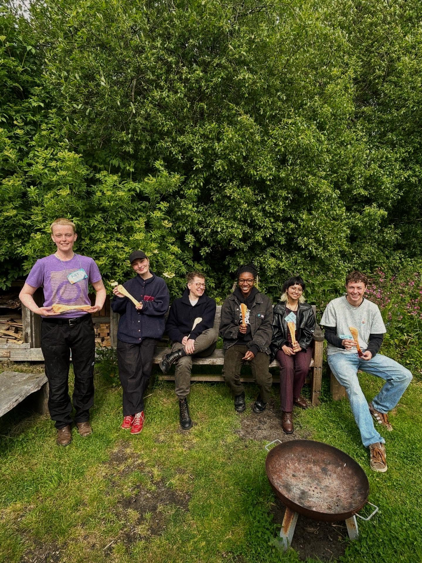 An afternoon of spatula carving for the trans+ community 🏳️⚧️❤️ gentle day, gentle convos.
As always, run by the talented @owens___outdoors 🌳
#greenwood #carving #spatula #lgbtq #transrights