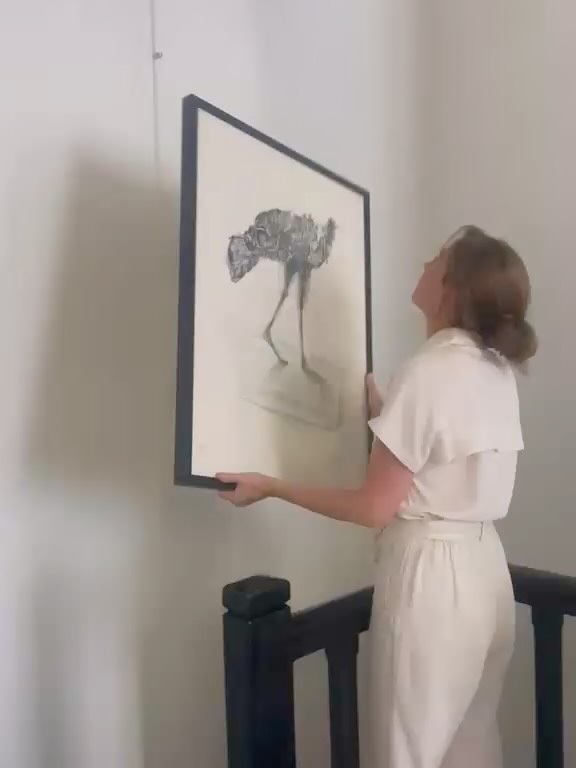 Point final de l’accrochage !
Le vernissage de ma nouvelle exposition « L’art de l’estampe » a lieu demain, jeudi 4 juin.
Après plusieurs expositions consacrées à la peinture, j’ai souhaité ouvrir un nouveau chapitre autour de l’estampe, un médium essentiel de l’histoire de l’art, souvent méconnu ou réduit au simple terme de gravure.
En tant qu’historienne de l’art, il me semblait important de mettre en lumière cet art du multiple qui a accompagné le parcours de tant de grands artistes, peintres comme sculpteurs.
Cette exposition réunit des œuvres de figures majeures de l’art moderne comme Max Ernst et Hans Bellmer ainsi que d’artistes contemporains tels que César, Frédéric Dambreville ou encore Hizelaya. Elle montre combien l’estampe demeure un terrain d’expérimentation vivant, exigeant et profondément actuel.
Rendez-vous demain pour le vernissage
🖼 Exposition du 5 juin au 10 juillet
Collection Stéphanie Peyrissac
📍 9 avenue de Lamballe, 75016 Paris
Le catalogue est en ligne sur mon profil et sur mon site Internet.
#artdelestampe #vernissage #gravure #galerieparis #artcollector
