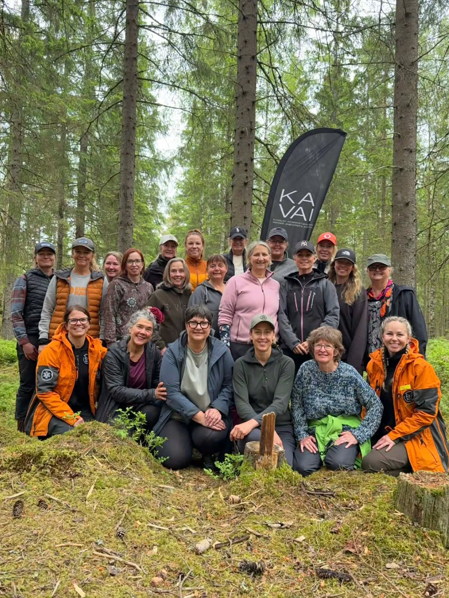 Vilken dag vi fick tillsammans!💯
🌲 Igår bytte vi mötesrum mot skogsgläntor, whiteboard mot lägereld och teori mot praktiskt lärande.
Ett varmt tack till Linda och Silvia från All in Nature Sweden som guidade oss genom en inspirerande dag fylld av kunskap, skratt, samarbete och nya insikter.
🔥 Vi fick prova på att tända eld med tändstål, 💧 rena vatten, hantera kniv på ett säkert sätt och laga mat över öppen eld. Vilken god mat vi lagade i våra olika grupper efter att ha tänt våran eld med den kunskap vi lärt oss.
Men vi fick också med oss något ännu viktigare – påminnelsen om hur mycket trygghet som skapas när vi övar, samarbetar och vågar lita på vår egen förmåga.
Att få lära tillsammans ute i naturen skapade många fina samtal och nya perspektiv. Vi blev påminda om att beredskap inte bara handlar om att vara förberedd för en kris, utan också om att känna lugn, handlingskraft och tillit till sig själv och andra. Nu vet vi också vad förkortningen STOP betyder på ”vildmarksspråk”.
Tack till alla fantastiska Kavai-medlemmar som deltog och bidrog till den fina stämningen under dagen. Och tack Linda och Silvia för att ni så generöst delade med er av er kunskap och passion. Vi ser redan fram emot nästa gång vi ses.