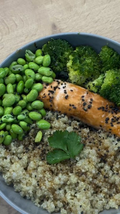 Inspirace na vyvážený a nutričně nabitý oběd 🐟
Quinoa není tak známá, ale přitom je skvělá do podobných bowls. Je to přirozeně bezlepková příloha bohatá na bílkoviny, vlákninu, hořčík, železo a další důležité živiny, díky kterým dobře zasytí a může být skvělým zpestřením jídelníčku.🥣
Kvalitní filety z lososa bereme na @boxxicz (děkujeme za doplnění zásob v rámci barterové spolupráce)!🙌