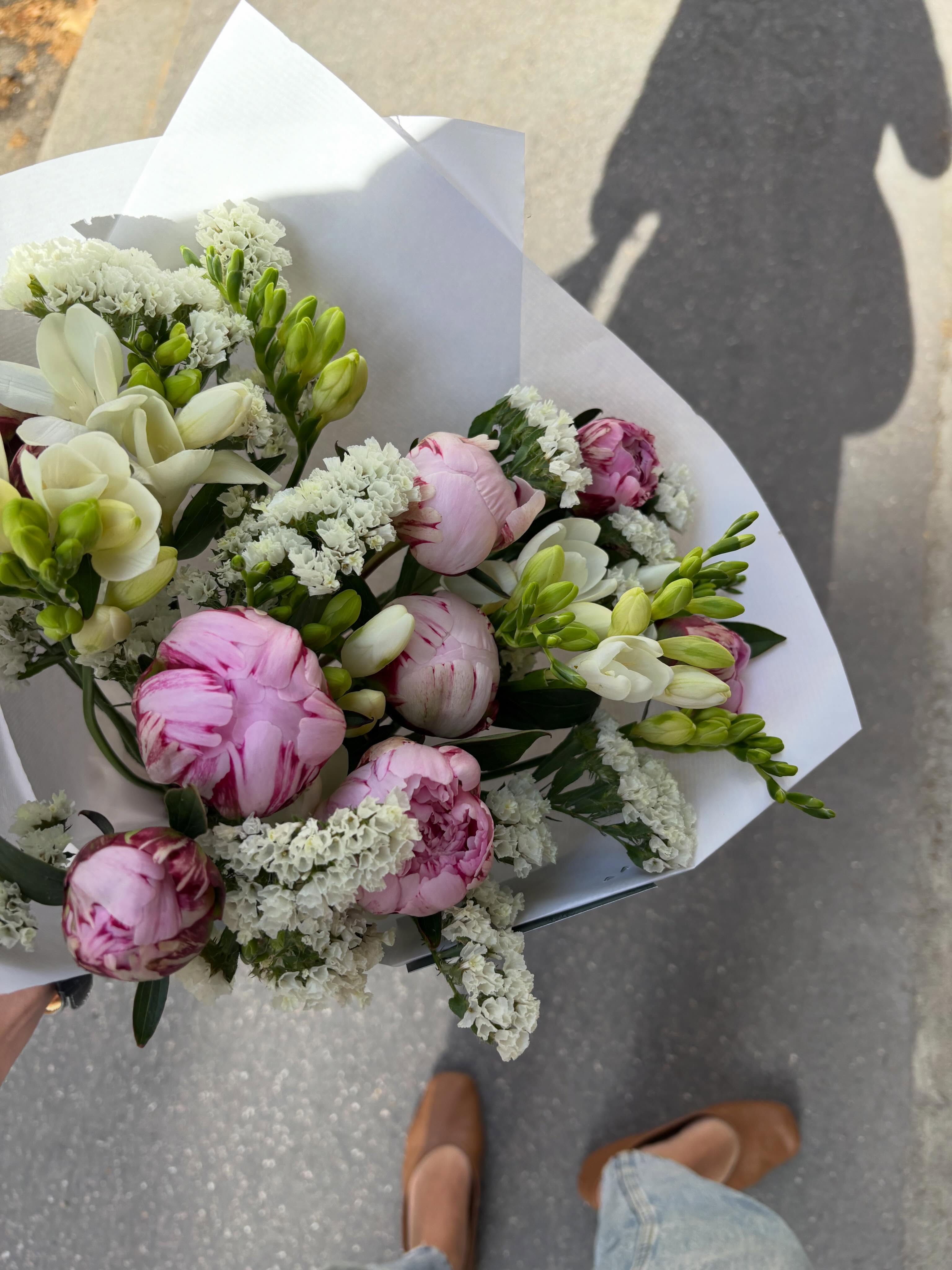 Bon vendredi fleuri 🌸🌸🌸•
#fleuristelyon #bouquet #pivoines
