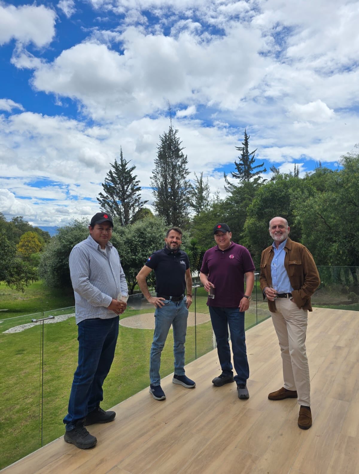 Rose production in Ecuador continues to grow, and one of the regions leading this expansion is Carchi, the northernmost province of the country.
To support this new generation of growers, De Ruiter and Continental Breeding joined forces to host an exclusive Open House dedicated to producers who are beginning their journey in the floriculture industry.
Building closer relationships between growers and breeders is essential for developing a deeper understanding of the business, fostering transparency, and creating a stronger, more reliable industry for everyone involved.
What makes this region even more exciting is the exceptional quality of its roses. Carchi is proving to be a remarkable growing area, producing flowers with outstanding characteristics and tremendous potential.
As this region continues to develop, it is becoming increasingly important to look toward Carchi as one of Ecuador’s most promising new production hubs.