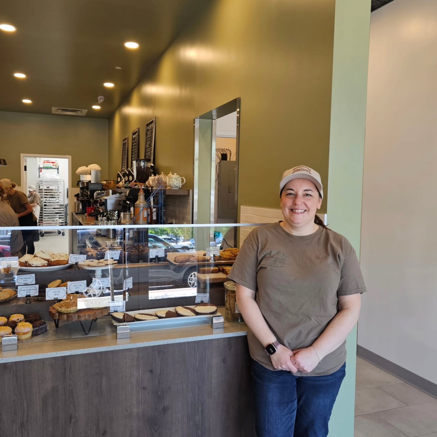 Just dropped off our first batch of these gorgeous chocolates to my friend Julie at her new bakery and cafe!
Of course I had to try the iced mocha and cinnamon bun which are both fantastic!!
If you're in the Burlington, Ma area I highly recommend going to @julieannes.bakery.burlington
#chocolate #bakery #collaboration
#culinaryschoolcollab #newbusiness