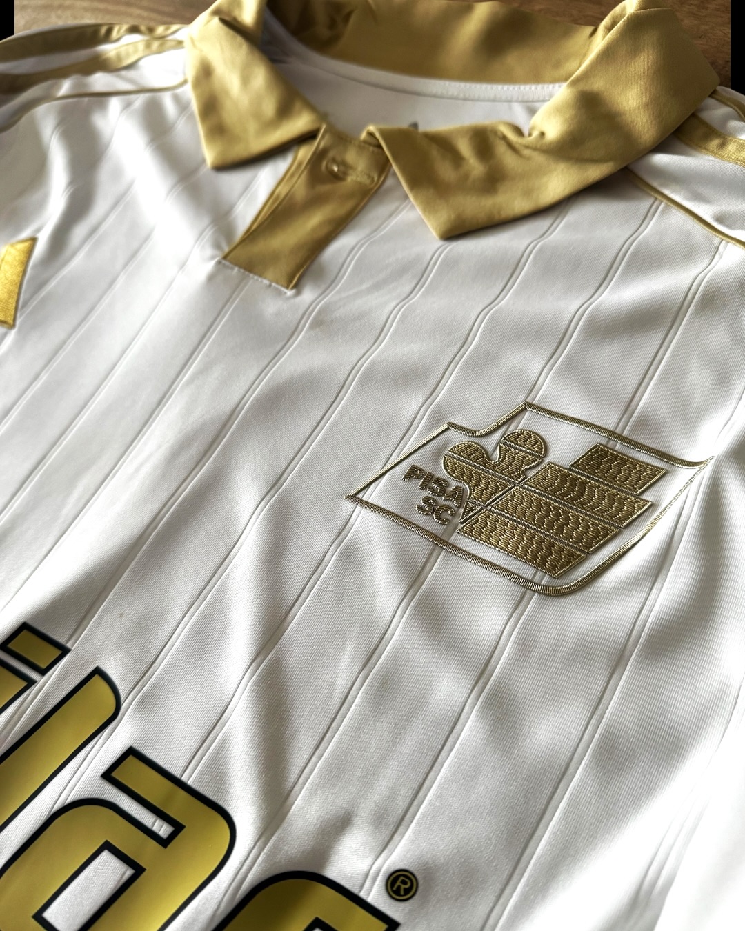 A beautiful white and gold Adidas design! 💛🤍
Pisa SC away shirt worn by Arturo Calabresi during the Serie A match against AC Milan on 24 October 2025.
A shirt I’m genuinely happy to have in the collection! 😍