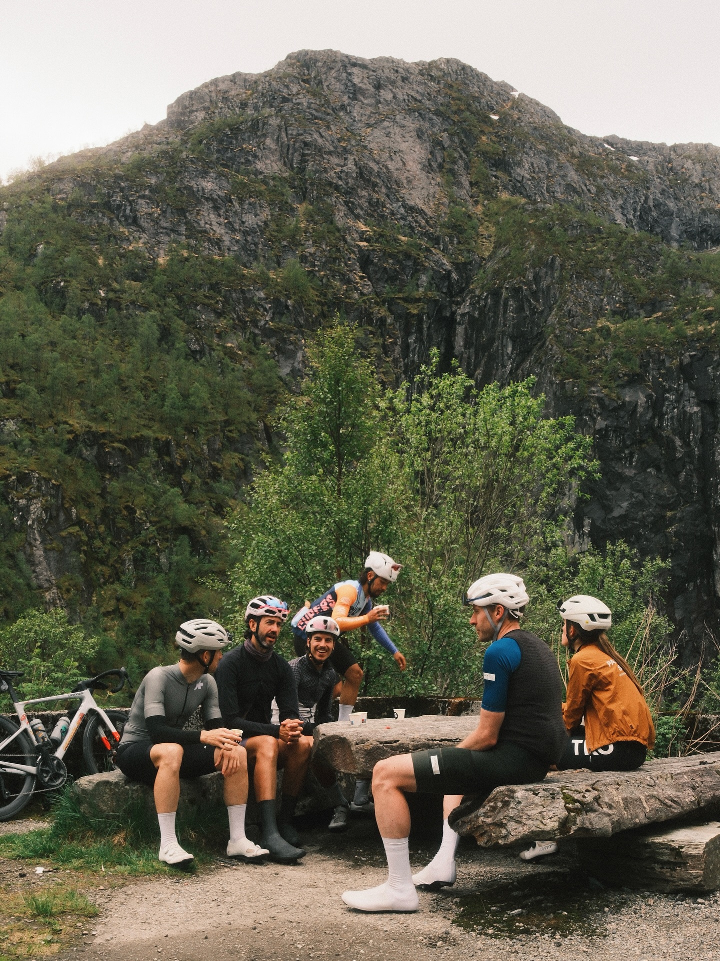 Anders from rRebel surprised the riders of @rideamongthegiants during their cycling adventure at Voss with an improvised coffee stop. Fresh coffee, local pastries, and a well-deserved break for the heroes tackling some serious climbs on their bikes. 🚲
Moments like these remind us that great coffee tastes even better when shared outdoors, surrounded by incredible views and good company. Just look at that scenery. ⛰️
A special thank you to @s_endeve_sport @bergen_kaffebrenneri 🙌🏻
.
.
.
.
.
#rrebel #amongthegiants #lamarzocco #cyclingnorway #coffeeculture