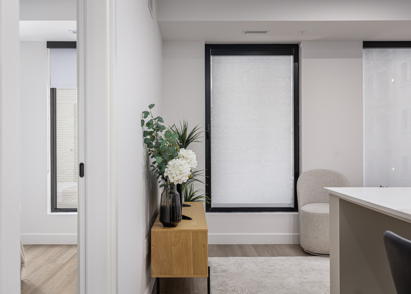 One apartment. Wraparound windows. Zero compromises. ✨
When the view follows you from room to room, your shades should too. Custom roller shades designed to flow with your space.
#customblinds #windowtreatments #modernliving #mtlblinds #lightfiltering #rollerblind #openconceptliving #interiordesign #minimalhome #windowstyling