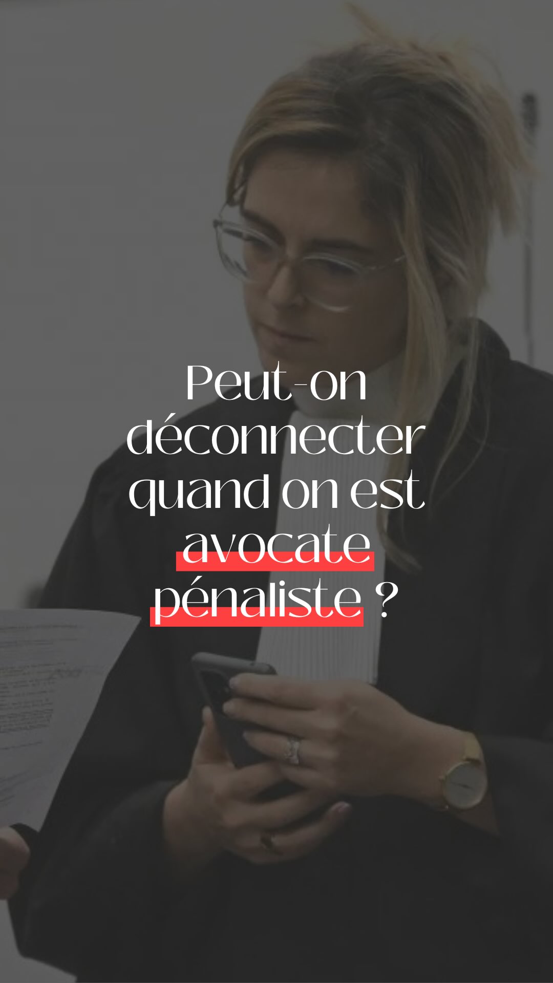 Y a ce que tu veux… et y a ce que tu as.
Déconnecter quand on est avocate pénaliste, ce n’est pas vraiment possible.
Entre les dossiers en cours, les audiences qui se préparent et les clients qui attendent une réponse, le cerveau continue souvent à travailler même loin du cabinet.
Pour un justiciable, son dossier occupe parfois toutes ses pensées.
Pour son avocat, c’est l’inverse : il faut être capable de porter des dizaines de dossiers à la fois, sans jamais oublier qu’au bout de chacun d’eux, il y a une personne qui traverse souvent l’une des périodes les plus difficiles de sa vie.
Alors oui, ça cogite non stop.
Une stratégie à affiner.
Une audience à préparer.
Un argument qui surgit alors qu’on essayait justement de penser à autre chose (bloc note près du lit quand tu nous tiens)
Fatigant parfois.
Mais c’est aussi ce qui nous pousse à ne jamais traiter un dossier comme un simple numéro.
De toute façon, je voudrais pas faire autre chose de ma vie. #avocatpenaliste #droitpenal #justicebelgique #avocatbelge #kiff toi aussi ?