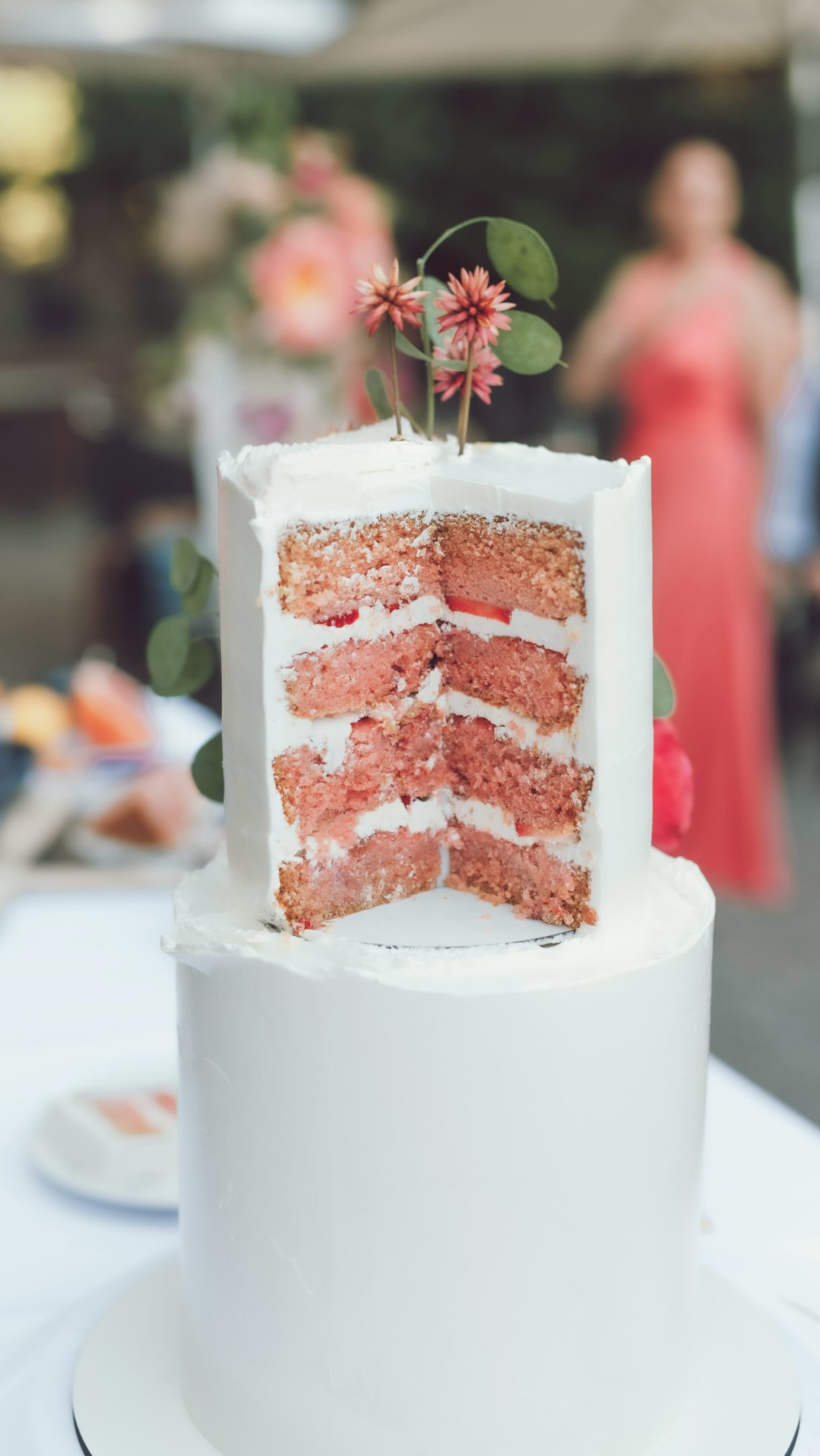 Turns out his wife came for the drama… but stayed for the cake.
Konzept, Design & Gesamtkoordination – @herzensfeier_bodensee
Unterstützt von – @vergisstmannicht
Location – @schloss_seeburg
Fotografie – @geraldinerhynerfotografie
Videografie – @pablo.foto_film
Hair & Make-up – @gigercoiffure
Brautmode – @neliaatelierbridal über @thedresskreuzlingen
Floristik – @blumenecke_gmbh
Torte – @gimmemocake.ch
Gastgeschenke – @latuabomboniera
Gesang – @saengerin_martina_luise
Freie Rede – @herzensfeier_bodensee
Couple – @saabrina2026 & @lars.matt.m