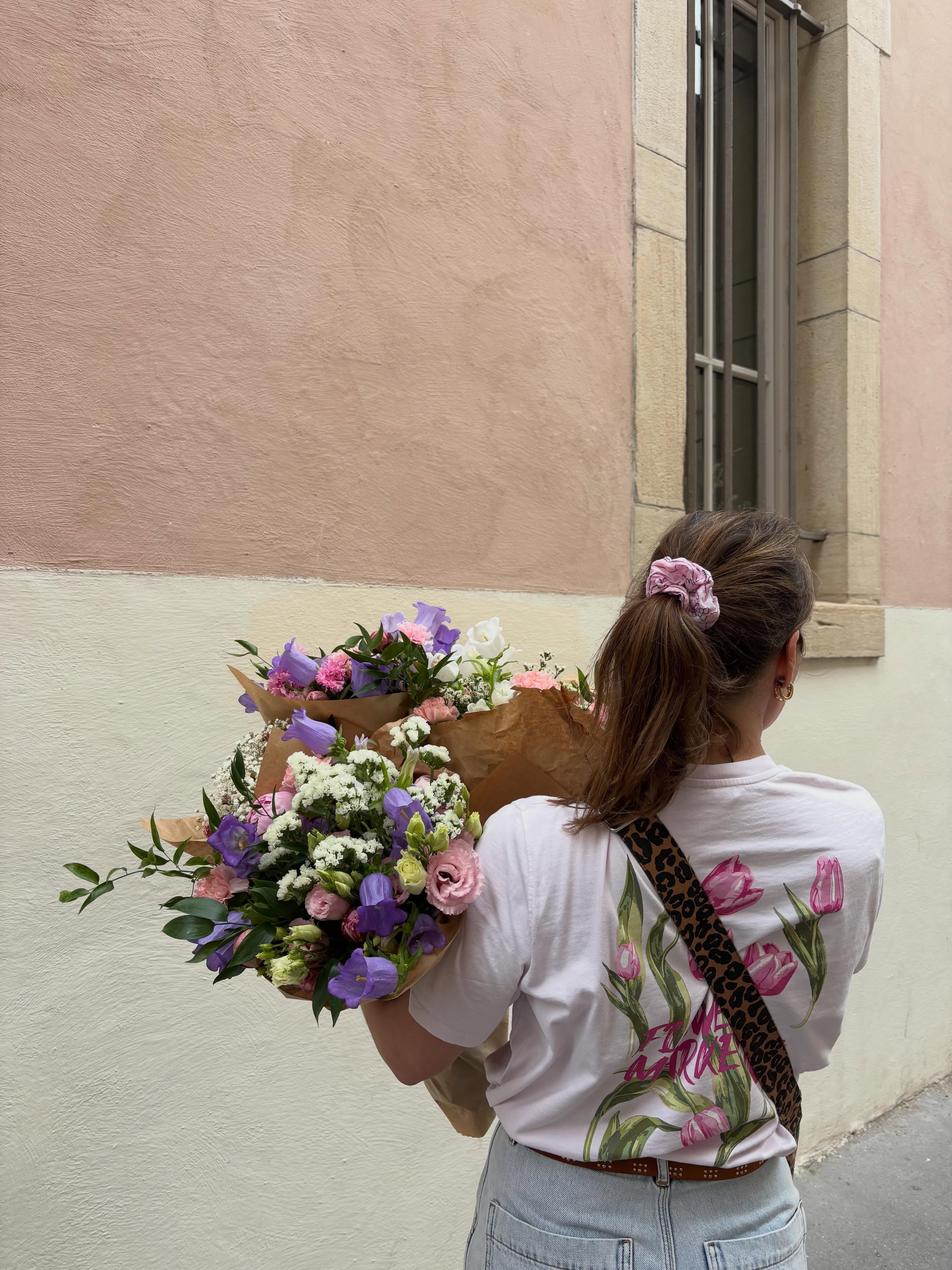 FLOWER DELIVERIES • 💐💐💐
Les Tribulations Florales sont à votre service pour vous livrer des fleurs, pour vous ou ceux que vous aimez, pour vos bureaux ou vos intérieurs !
Vous décidez, je crée !
Pour rappel, la livraison est offerte dans le 2e arrondissement de Lyon.
Des fleurs partout, tout le temps - depuis 2022•
#fleuristelyon #fleuriste #fleursdesaison #bouquet #bouquetdefleurs
