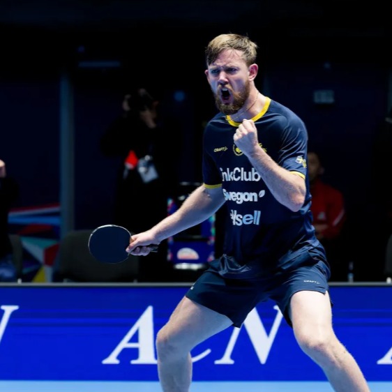 Ingen har väl missat den stora skrällen under VM?
Elias Ranefur klarade debuten med bravur 🔥 att i sin debut match gå in emot Lin Shidong och våga spela samt vinna matchen (3-2), är något helt otroligt!😍
Stort grattis! 🏓
Sveriges killar slutade grupp 1a i seednings matcherna.
Sverige åkte sedan ut i kvartsfinalen emot Taipei.
