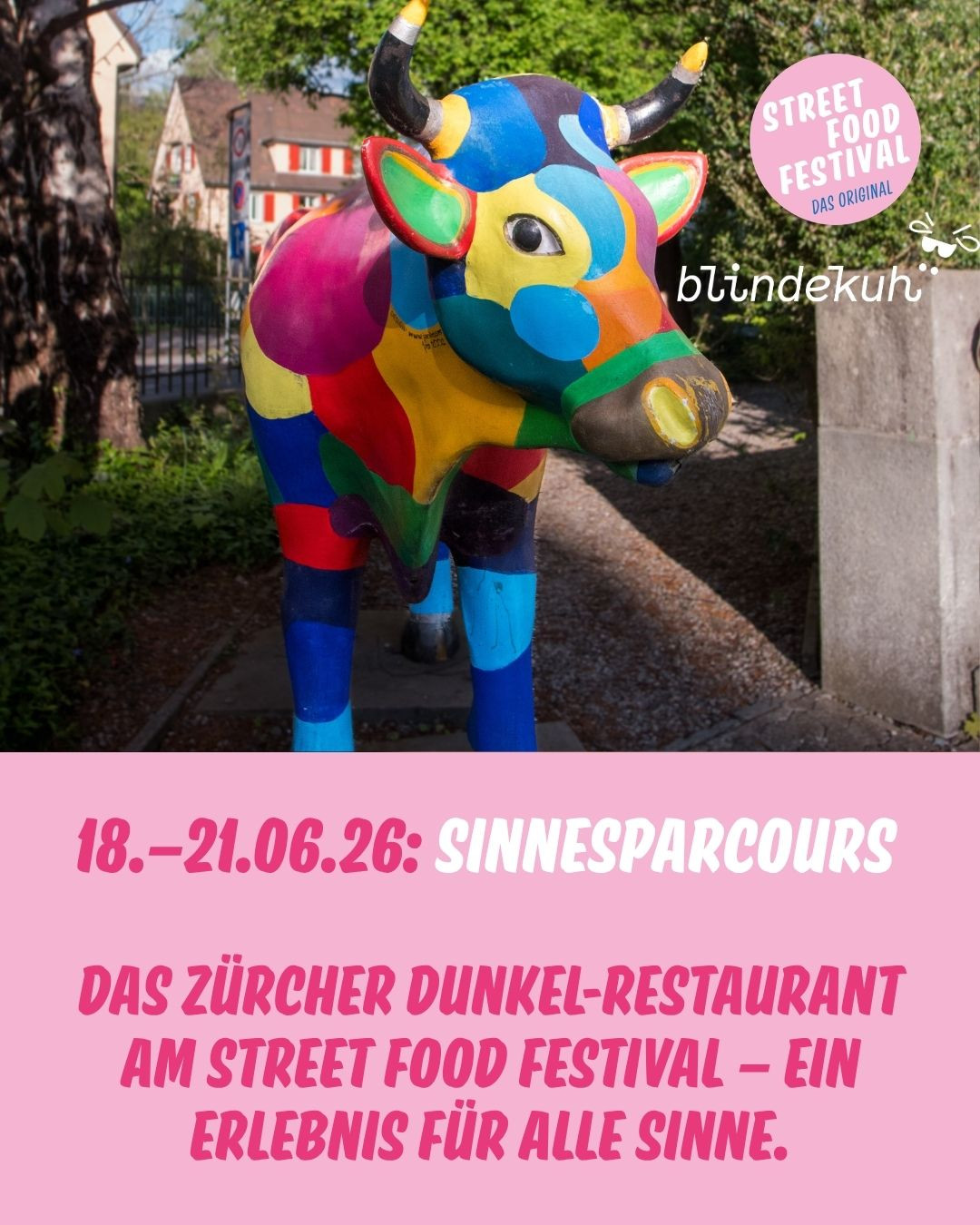 🖤 Dunkel. Sinnlich. Unvergesslich.
Vom 18.–21. Juni ist @blindekuh_zuerich erstmals am Street Food Festival Zürich dabei – mit einem Erlebnis, das alle Sinne fordert.
Im BlackTent führen dich blinde & sehbeeinträchtigte Guides durch einen Sinnesparcours im Dunkeln. Tasten, riechen, schmecken – ganz ohne Augenlicht.
Am Freitagabend wartet zudem ein besonderes Highlight: Blind Tasting mit Rebels, inklusive eigenem Drink-Mixing im Dunkeln. 🍹
✨ Kostenlos
✨ Keine Voranmeldung
✨ Für Gross & Klein ab 7 Jahren
✨ Begrenzte Plätze
📍 Street Food Festival Zürich | 18.–21. Juni
🔗 Link in Bio
. . .
🖤 Dark. Sensory. Unforgettable.
From June 18–21, @blindekuh_zuerich is joining the Street Food Festival Zurich for the very first time with an experience that will challenge your senses.
Inside the BlackTent, blind and visually impaired guides will lead you through a sensory journey in complete darkness. Touch, smell and taste your way through a whole new perspective.
On Friday evening, don’t miss the Blind Tasting with Rebels, where you’ll even mix your own drink in the dark. 🍹
✨ Free of charge
✨ No registration required
✨ Suitable for adults and children aged 7+
✨ Limited capacity
📍 Street Food Festival Zurich | June 18–21
🔗 Link in bio