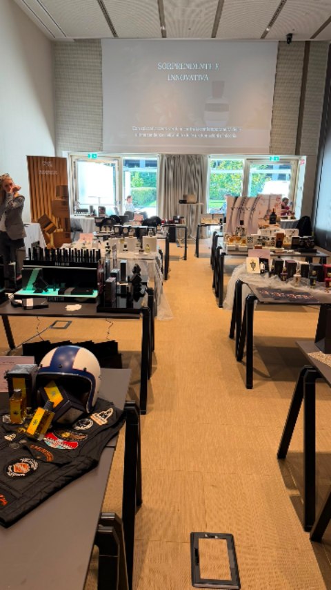 Benvenuti ad Altrove.
Il lusso di scegliere un’emozione.
Niche Lifestyle Event
NH Hotel City Life — Sala Chiffon
Milano · 3 · 4 · 5 giugno 2026
#Altrove #NicheLifestyleEvent #OmniaLuxuryTrade #ArtisticPerfumery #NichePerfume LuxuryExperience