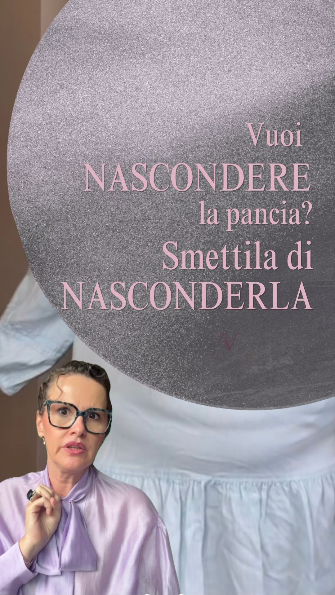“Più copri, più evidenzi.”
È una verità scomoda, ma necessaria.
Molte donne pensano che nascondere la pancia significhi scegliere capi larghi, morbidi, senza forma.
In realtà, è proprio quel volume in eccesso a portare attenzione dove non vuoi.
La differenza non la fa la quantità di tessuto.
La fa la struttura.
Un capo ben costruito accompagna il corpo, non lo ingabbia.
Suggerisce la linea, senza forzarla.
E soprattutto, crea equilibrio.
Vestirsi bene non è coprire.
È capire.
Dimmi la verità: hai mai scelto un capo più largo pensando di “nascondere”? Seguimi se vuoi imparare a valorizzarti con consapevolezza, senza compromessi.
#consulenzadimmagine #bodysape #stileconsapevole #eleganzafemminile #over40style over50style immaginepersonale. Credit immagini @over40andmidlife seguila ti darà tantissimi spunti per i tuoi outfit