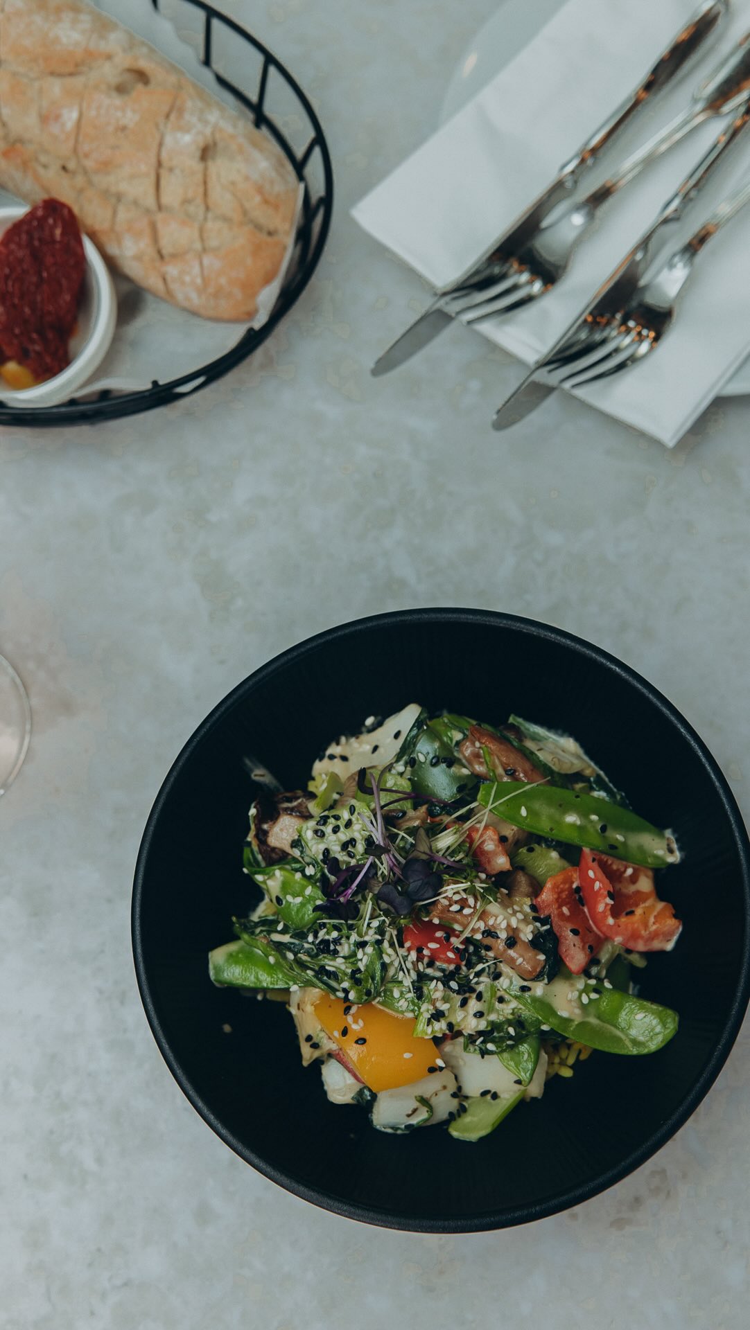 „Und was gibt’s da zu essen?“
Die kurze Antwort: ziemlich viel. 😄
Von Pasta über Fisch und Fleisch bis hin zu vegetarischen Gerichten. Mal etwas Deftiges, mal etwas Leichtes. Und für den Nachtisch findet sich meistens auch noch Platz.
Was landet bei euch meistens auf dem Tisch?