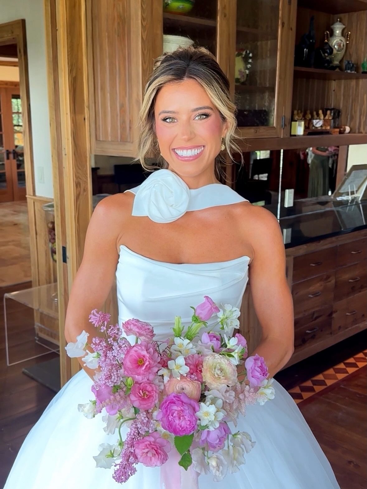 The moments after hair and makeup 💫 Swipe for the sweetest bridesmaids first look
Makeup @angelazavala.mua
Hair @emiliedoesmyhair
Spraytan @cordebronzeairbrushtanning
Photo @morganyoungmedia
Venue @breezehillfarm
Florist @lilypadacres
Dress @kyhabride
#longislandmakeupartist #longislandbride #longislandbridalmakeupartist #longislandmakeupandhair