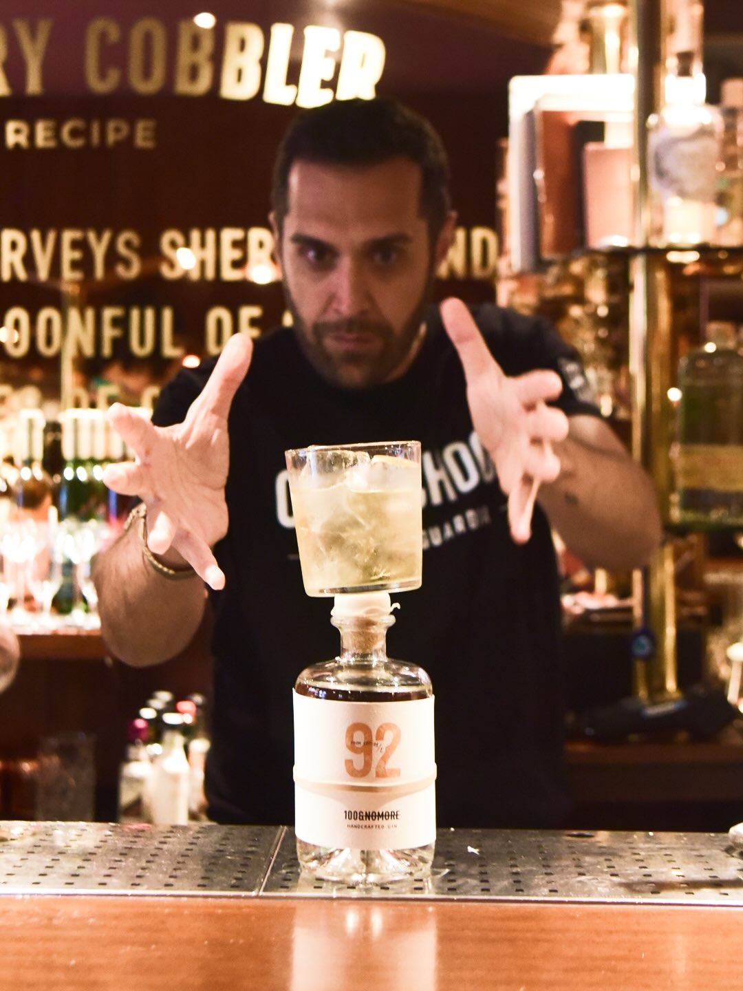 Una mirada atrás al evento “Old School” de @cobbler.cocktails 🍸
Una noche para celebrar la coctelería clásica, los cócteles atemporales y a los bartenders cuyo legado sigue inspirando a toda una industria.
Orgullosos de haber formado parte de ella. ✨
