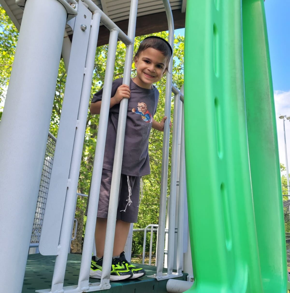 Morah Racheli’s Pre-K class enjoyed a special trip to the park after completing their reward chart! 🌟
The yeladim had a wonderful time playing, exploring, and celebrating their achievement together. We are so proud of their hard work, consistency, and beautiful effort. Keep up the amazing work! 💙