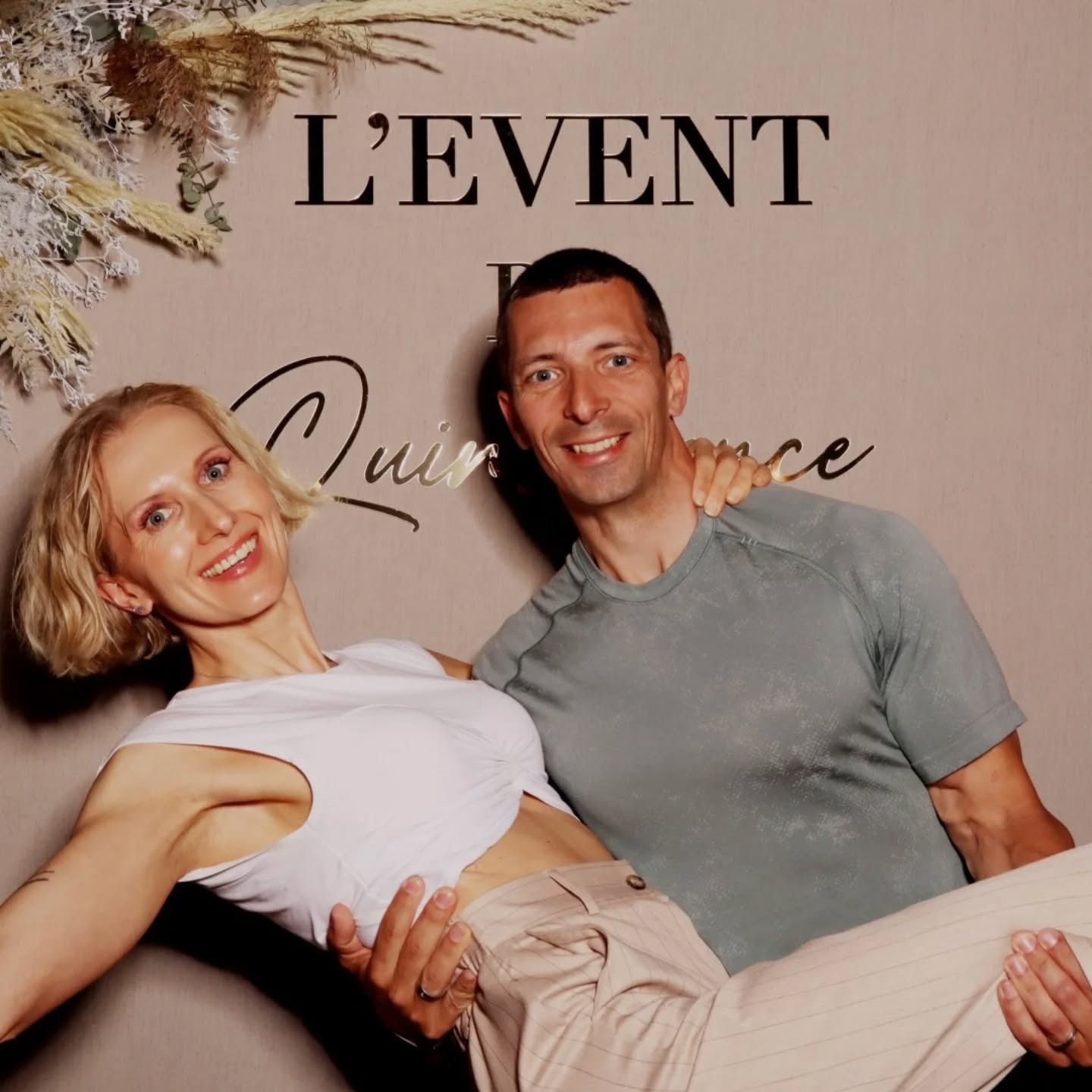 ✨ Best Of Mai ✨
Mai m'a offert une belle collection de moments simples, précieux et profondément ressourçants...
💍 Célébrer 12 ans d'amour et de complicité avec mon mari,
🌊 Une parenthèse entre Bordeaux, Royan et l'Île d'Oléron,
🏰 Un événement inspirant au Château Lafitte, entre rencontres, apprentissages et belles énergies,
🥾 Des balades en montagne avec Suki, toujours prête pour l'aventure,
🥐 Une pâtisserie savourée en pleine conscience (et avec beaucoup de plaisir 😉),
🎠 Des instants de légèreté, de rires et d'insouciance,
🌿 Et surtout, de nombreux moments pour ralentir, respirer et profiter pleinement de ce qui compte vraiment.
Ce mois m'a rappelé une chose importante :
👉 Le bonheur et le bien-être ne se trouvent pas uniquement dans les grandes réussites ou les objectifs atteints.
Ils se construisent aussi dans les moments les plus simples :
un fou rire partagé, une balade en pleine nature, un croissant dégusté sans culpabilité, un coucher de soleil, ou simplement la présence des personnes que l'on aime.
✨ Amour.
✨ Mouvement.
✨ Nature.
✨ Plaisir.
✨ Gratitude.
Les ingrédients les plus simples sont souvent ceux qui nourrissent le plus profondément notre bonheur.
Et vous, quel a été votre plus beau moment du mois de mai ? 💬
Je serais ravie de le lire en commentaire ⬇️
#BestOfMai #BienEtreAuFeminin #VitaliteFeminine #SantéHolistique #EquilibreDeVie Gratitude PlaisirSansCulpabilite NatureEtBienEtre HappyCouple MomentsDeVie LeadershipAuFeminin FitLeaderPro IsabelleCurratCoaching BonheurAuQuotidien VivrePleinement
