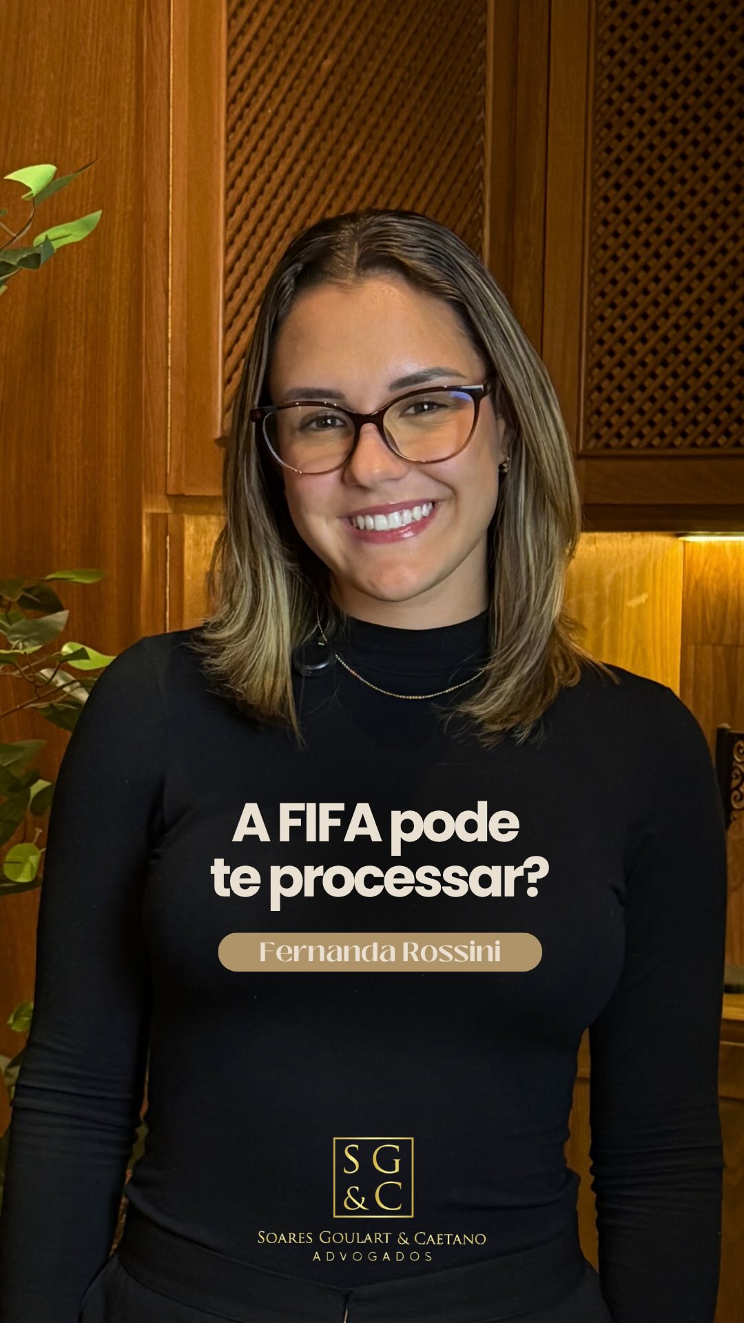 Você sabia que vender produtos “inspirados” na Copa do Mundo pode gerar consequências jurídicas, mesmo sem copiar exatamente o logo oficial?
Muita gente acredita que basta trocar uma cor, alterar um desenho ou mudar parte do nome para evitar problemas. Mas no Direito Marcário, a análise vai muito além da cópia exata.
⚖️ A FIFA possui proteção sobre marcas, identidade visual, expressões e elementos relacionados ao torneio. E o principal ponto jurídico é simples: o consumidor pode acreditar que aquele produto possui ligação oficial com a Copa?
Se a resposta for sim, podem surgir discussões envolvendo:
• violação de marca
• concorrência desleal
• uso indevido da reputação do evento
• e até apreensão de produtos
Por isso, empresas e vendedores precisam ter atenção redobrada ao criar produtos temáticos ligados a grandes eventos.
#DireitoMarcário #PropriedadeIndustrial #CopaDoMundo #ConcorrênciaDesleal #SGCAdvogados