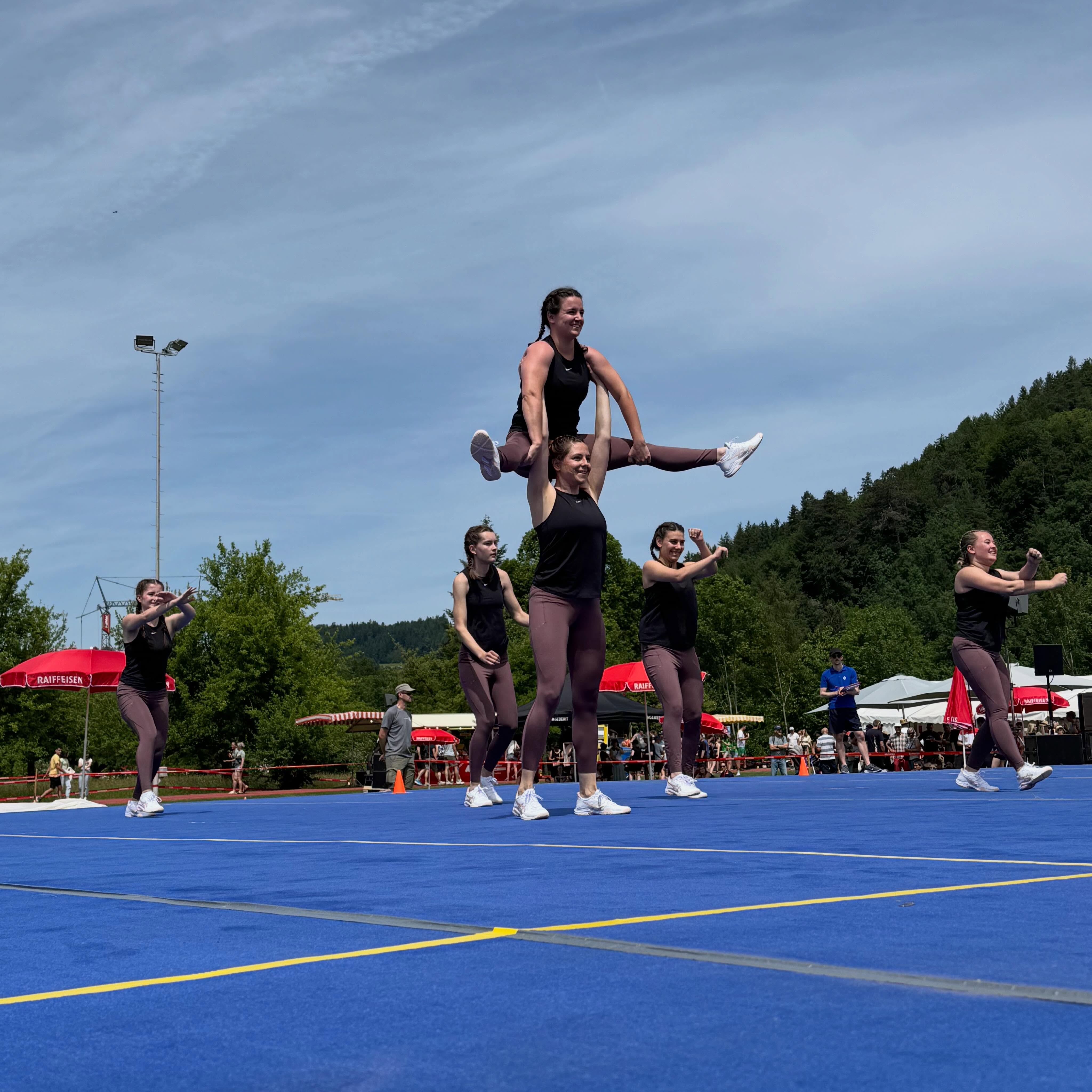 Einmal mehr durften wir am vergangenen Samstag mit dem @tannzapfe_cup in die Saison 2026 starten. Das Team Aerobic zeigte eine gute Leistung, welche mit der Note 8.88 und dem 21. Rang goutiert wurde. Am Barren und den Schaukelringe konnten die neu einstudierten Programme nicht wunschgemäss abgeliefert werden. Die Noten 9.17 (BA) und 8.95 (SR) sprechen für sich. Es reichte zum siebten bzw. neunten Rang. Nächster Halt -> @appenzeller_kantonalturnfest. Bevor die Tür für immer schliesst, durften wir den Sonntag noch ein letztes Mal in unserem Stammlokal Restaurant Mühle verbringen - vielen Dank Margrith für all die schönen Stunden welche wir bei dir verbringen durften, sie werden uns für immer in bester Erinnerung bleiben.
.
.
.
#tvschattdorf #mehralsturnen #turnenverbindet