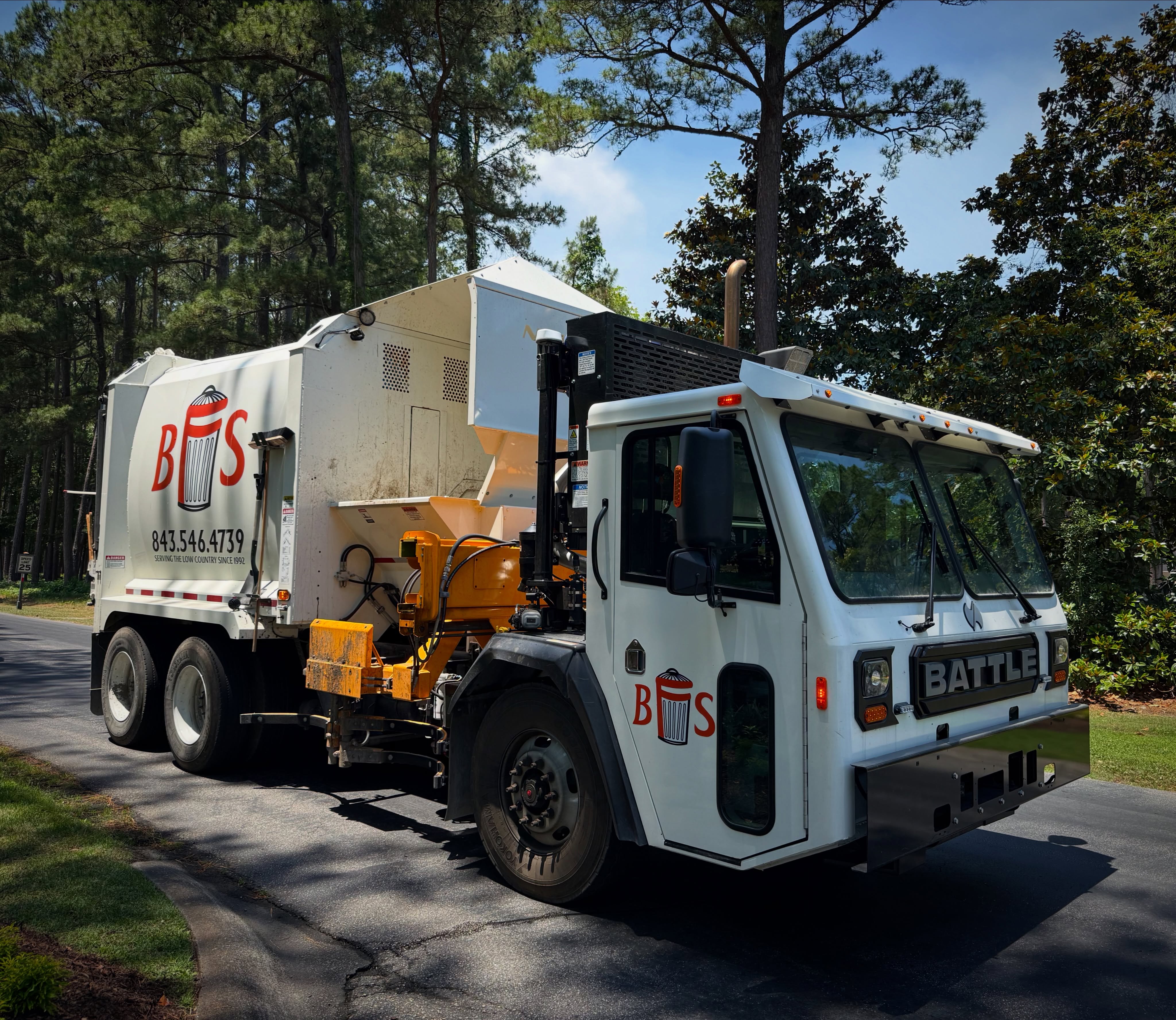 A beautiful day on Wachesaw Plantation in Murrells Inlet, SC. When you need compaction and a shorter wheelbase - you run the @newwaytrucks 22yd Rotopac. BFS covers the low country of SC using @newwaytrucks products backed by @amickequipment service. The best combo available in the Carolinas! #wearethecarolinas
.
.
.
.
.
.
.
🚛 @newwaytrucks 22yd Rotopac on Battle Motors
📍 #murrellsinlet
📸 @davidmhull87
#refusetruck #streetsweeper grappletruck