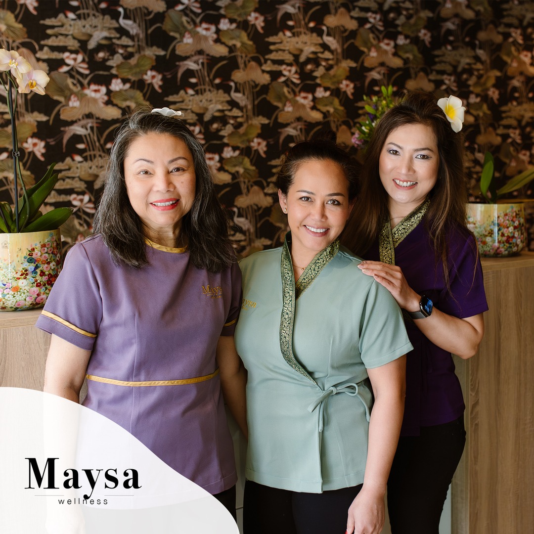𝐖𝐢𝐧𝐤𝐞𝐥 𝐮𝐢𝐭𝐠𝐞𝐥𝐢𝐜𝐡𝐭 | Met Maysa Wellness brengt Suzy een stukje Thaise warmte en rust naar Oegstgeest. Zodra je binnenstapt, laat je de drukte van de straat even achter je en voelt het bijna alsof je op een kleine vakantie bent.
Haar jarenlange ervaring zie en voel je in alles terug: in de serene sfeer, de verfijnde details en vooral in de oprechte aandacht waarmee je wordt ontvangen. Maysa Wellness is zo’n plek waar je niet alleen komt voor ontspanning, maar waar je ook met een lichter gevoel weer naar buiten loopt. Geen wonder dat zoveel klanten hun weg terug naar Suzy weten te vinden. 🪷
Benieuwd naar het verhaal achter @maysa_wellness? Je leest het via de link in onze bio.
#winkeluitgelicht #MaysaWellness #winkelgebied #shoppen #winkelen #genieten #gezelligheid #shoplocal #bollenstreek #oegstgeest