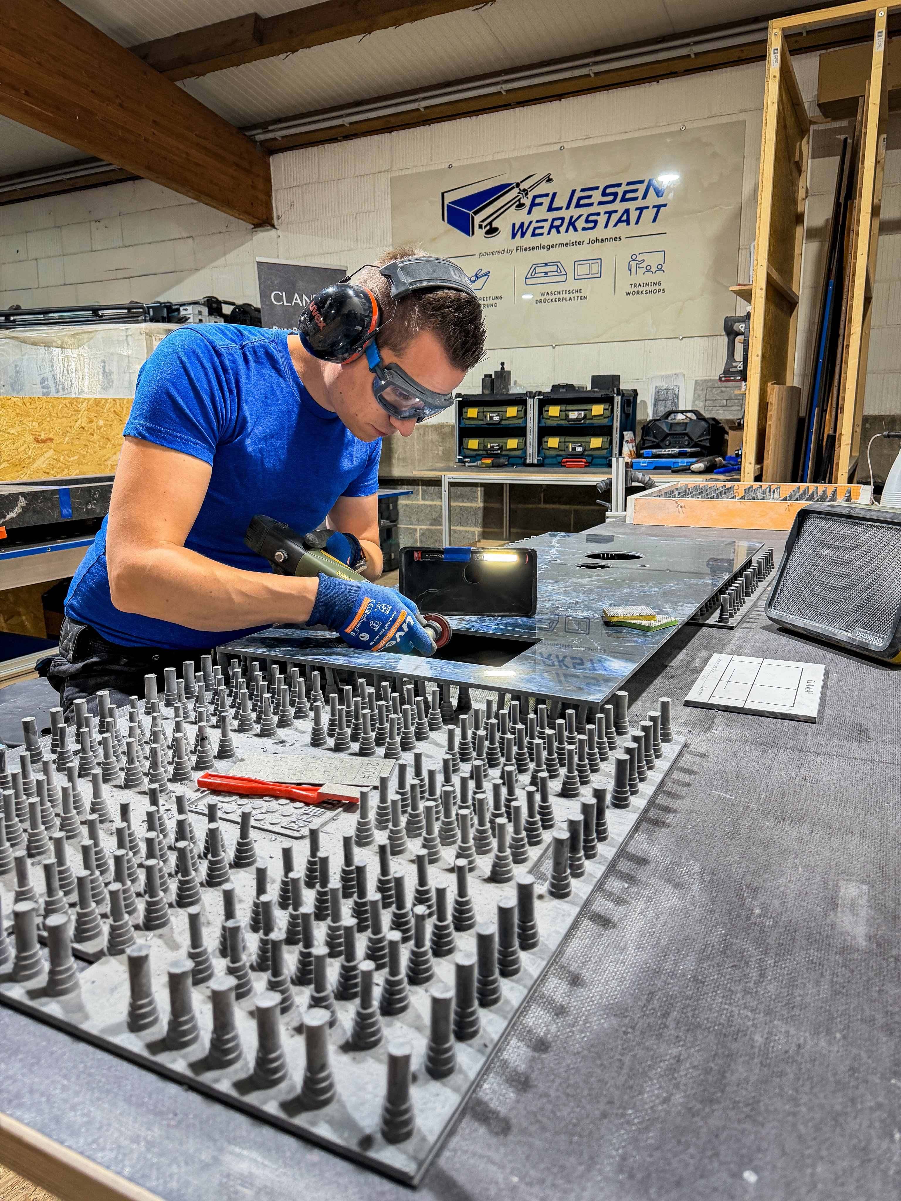 💙
DIE FLIESENWERKSTATT
In den letzten Wochen ist neben dem laufenden Baustellenalltag ein neuer Arbeitsbereich entstanden, der mir schon lange besonders am Herzen liegt: nämlich die FliesenWerkstatt. Sie wird künftig ein wichtiger Teil meiner Arbeit sein, vor allem wenn es um die XXL Formate geht. Denn viele Vorbereitungen wie zum Beispiel Zuschnitt auf das erforderliche Maß und auch das herstellen von Drückerplatten lassen sich hier deutlich besser umsetzen als direkt auf der Baustelle, wo häufig der Platz für die großen Werktische und die zahlreichen Werkzeuge fehlt.
Besonders freue ich mich aber auf die individuellen Waschtische. In Zukunft werde ich diese coole Alternative zu herkömmlichen Keramikwaschbecken in meinen Badberatungen integrieren. So entstehen einzigartige Lösungen, die perfekt auf das jeweilige Bad abgestimmt werden können.
Die Werkstatt soll aber auch ein Ort für Wissen und Austausch sein. Deshalb biete ich seit kurzem verschiedene Workshops an, rund um die Themen Gehrungen herstellen und mit Akemi verharzen, verflieste Drückerplatten freihändig zuschneiden und Smart Repair bei Fliesen.
Deshalb verlose ich zum Start der neuen FliesenWerkstatt ein Proxxon Starterset!
Mit dabei ist der Langhals-Winkelschleifer, der Langhals-Winkelbohrer, zwei Akkus, ein Ladegerät sowie jede Menge Trenn- und Fächerscheiben - also genau die Werkzeuge und Verbrauchsmaterialien, die ich selbst täglich für filigrane Gehrungen, Waschtische, Drückerplatten und viele weitere Arbeiten einsetze.
AM GEWINNSPIEL TEILNEHMEN:
1️⃣ Folge mir @fliesenlegermeister.johannes
und @proxxon_tools auf Instagram!
2️⃣ Like diesen Beitrag!
3️⃣ Kommentiere unter dem Beitrag, welches Projekt du mit den Proxxon Tools umsetzen würdest.
Das Gewinnspiel endet am Samstag, den 20. Juni 2026!
Versand nur innerhalb Deutschland! Auslosung erfolgt via App durch Zufallsprinzip. Die Gewinner werden über Nachricht informiert und übermitteln mir anschließend ihre Adressen, die nur für das Gewinnspiel verwendet werden.
Der Rechtsweg und Barauszahlungen sind ausgeschlossen. Dieses Gewinnspiel steht in keiner Verbindung zu Instagram.