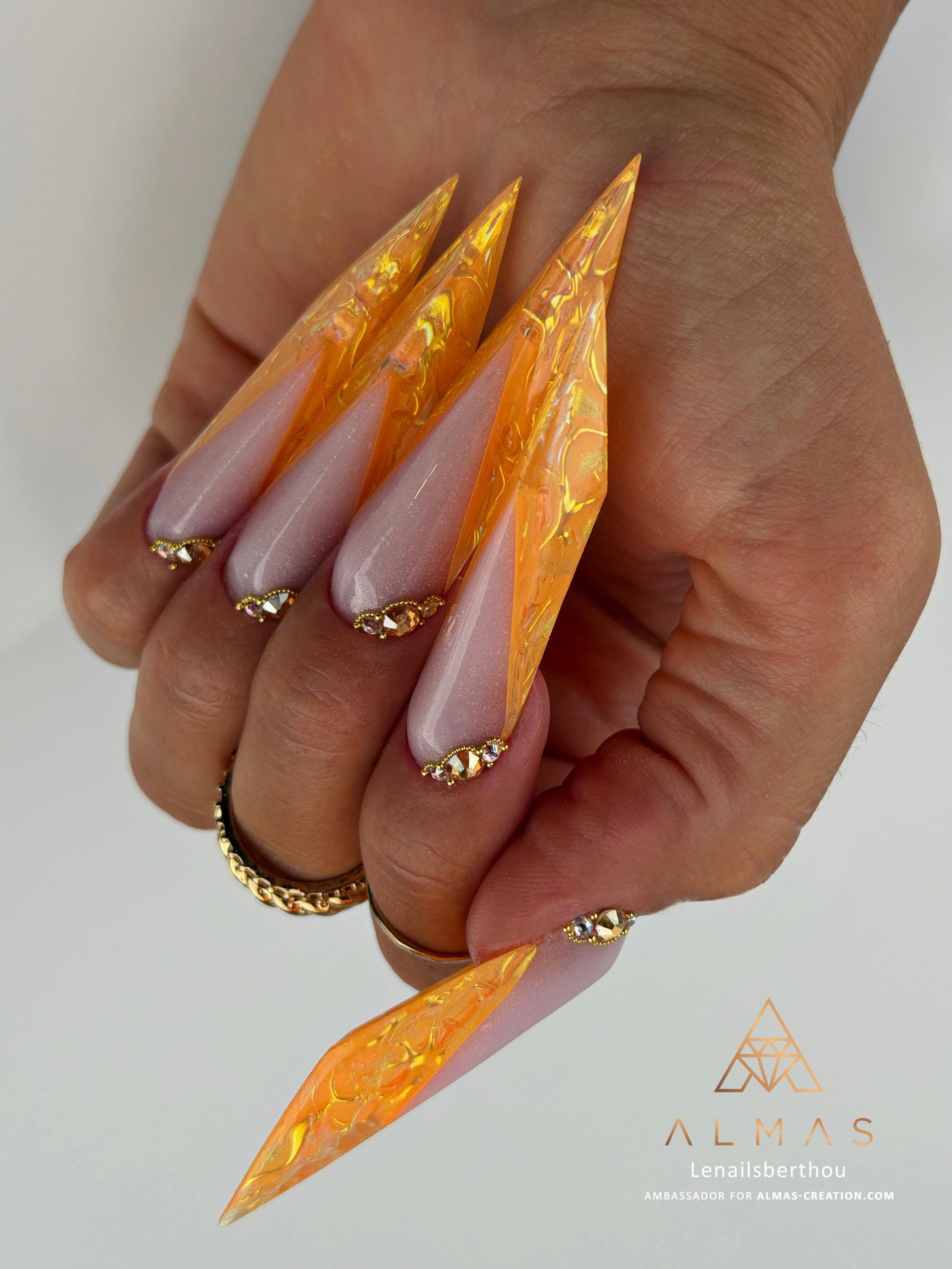 Et vous, que pensez-vous de la forme edge? 🤩
Léna raffole de cette forme si singulière. Elle l’a ici réalisée avec le polygel Cosmic Rose, le vernis Tequila Sunrise, le pigment Stardust, les micro-billes caviar Gold (S&M) et la finition brillante Crystal Shine. 🧡
#edgenails #artisticnaildesign #artisticnails #nailsartistic #frenchnail